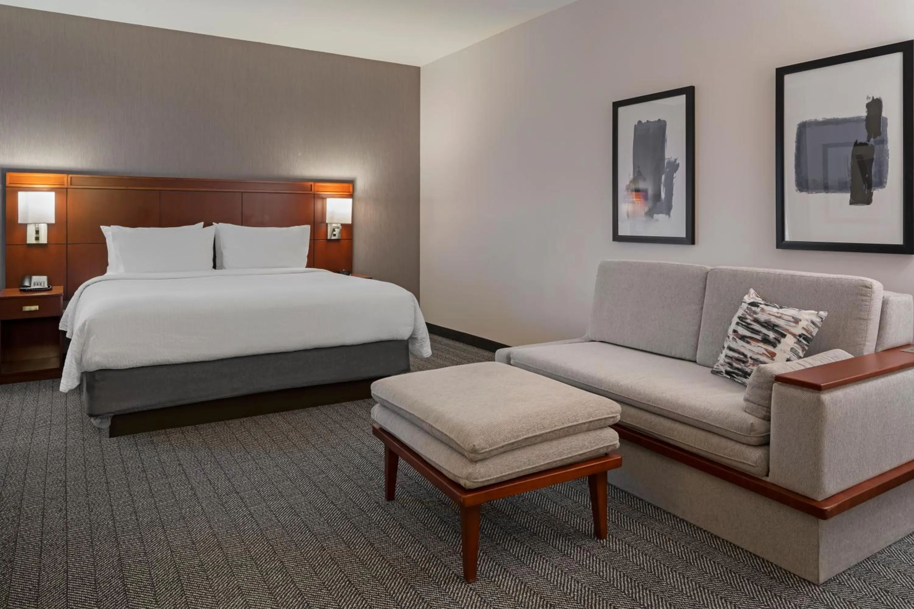 Bed in Courtyard Long Beach Airport