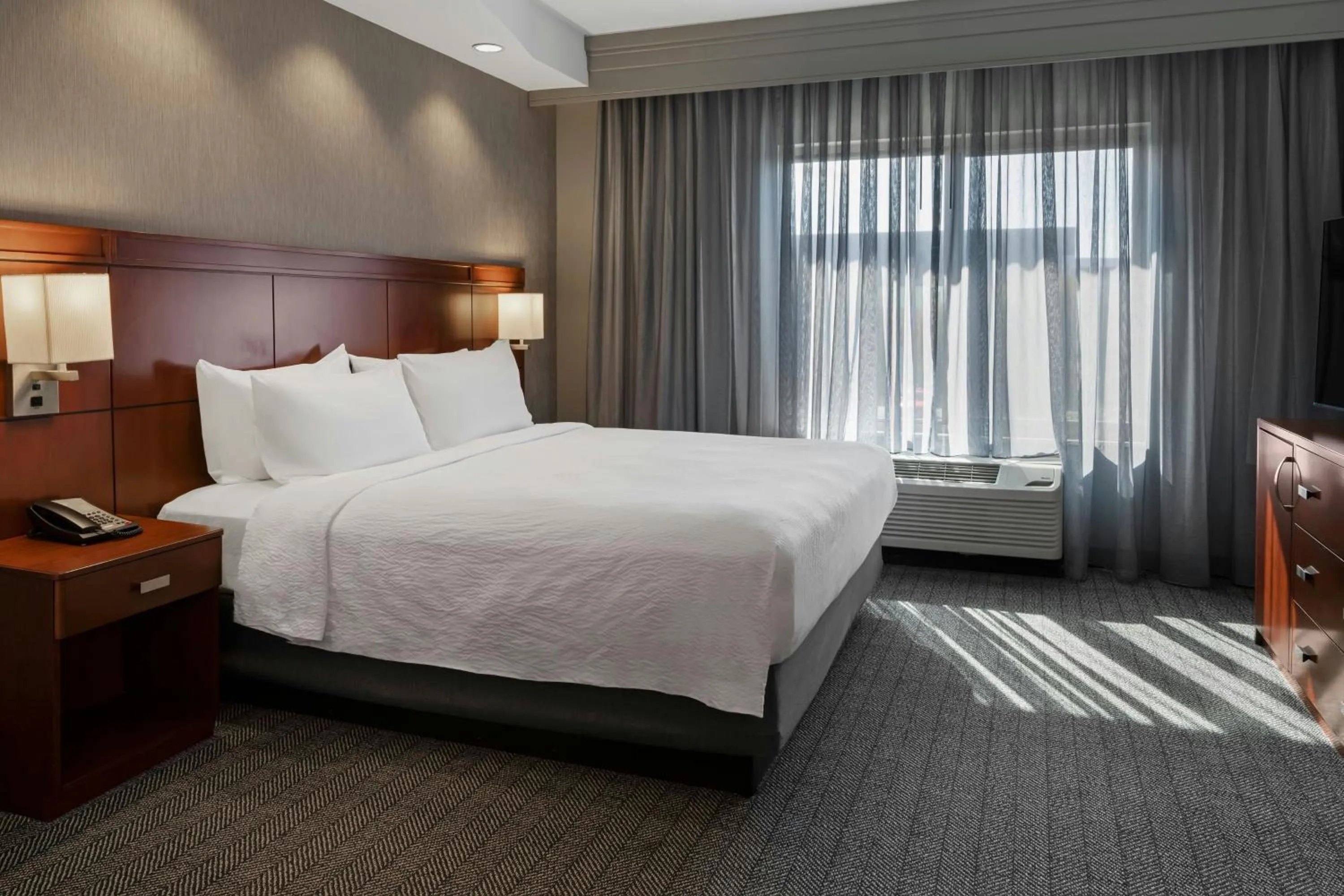 Photo of the whole room, Bed in Courtyard Long Beach Airport