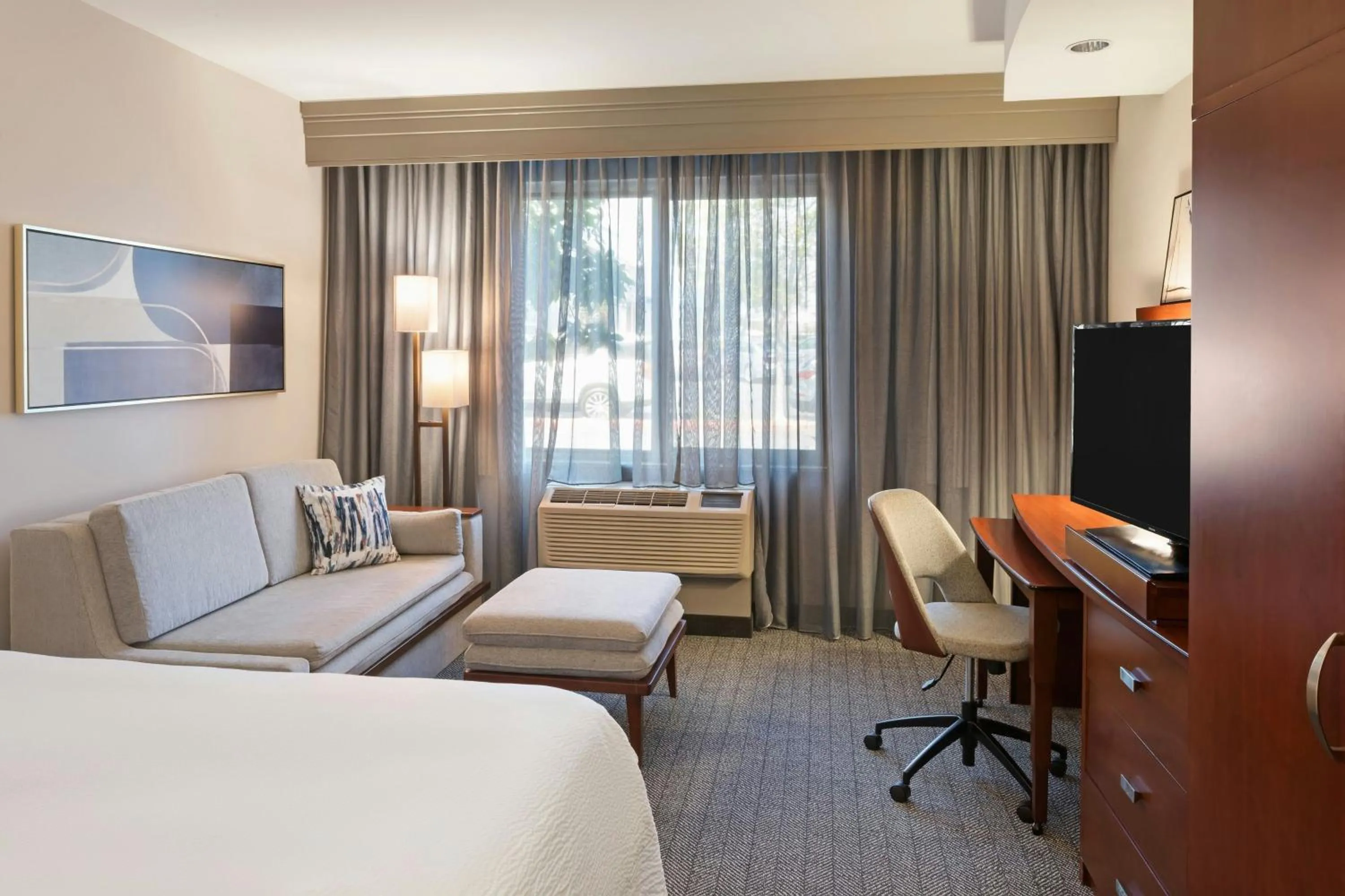 Photo of the whole room, Bed in Courtyard Long Beach Airport