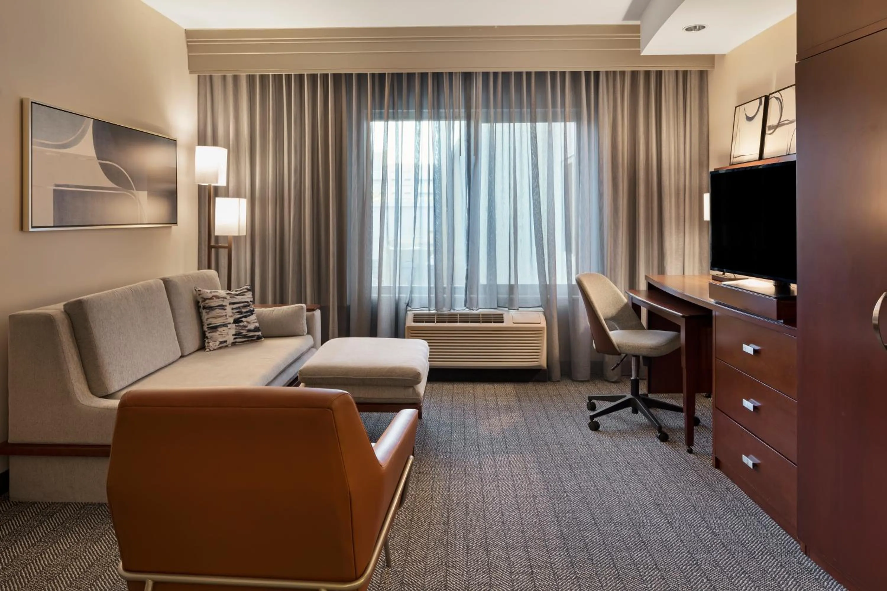 Living room, Bed in Courtyard Long Beach Airport