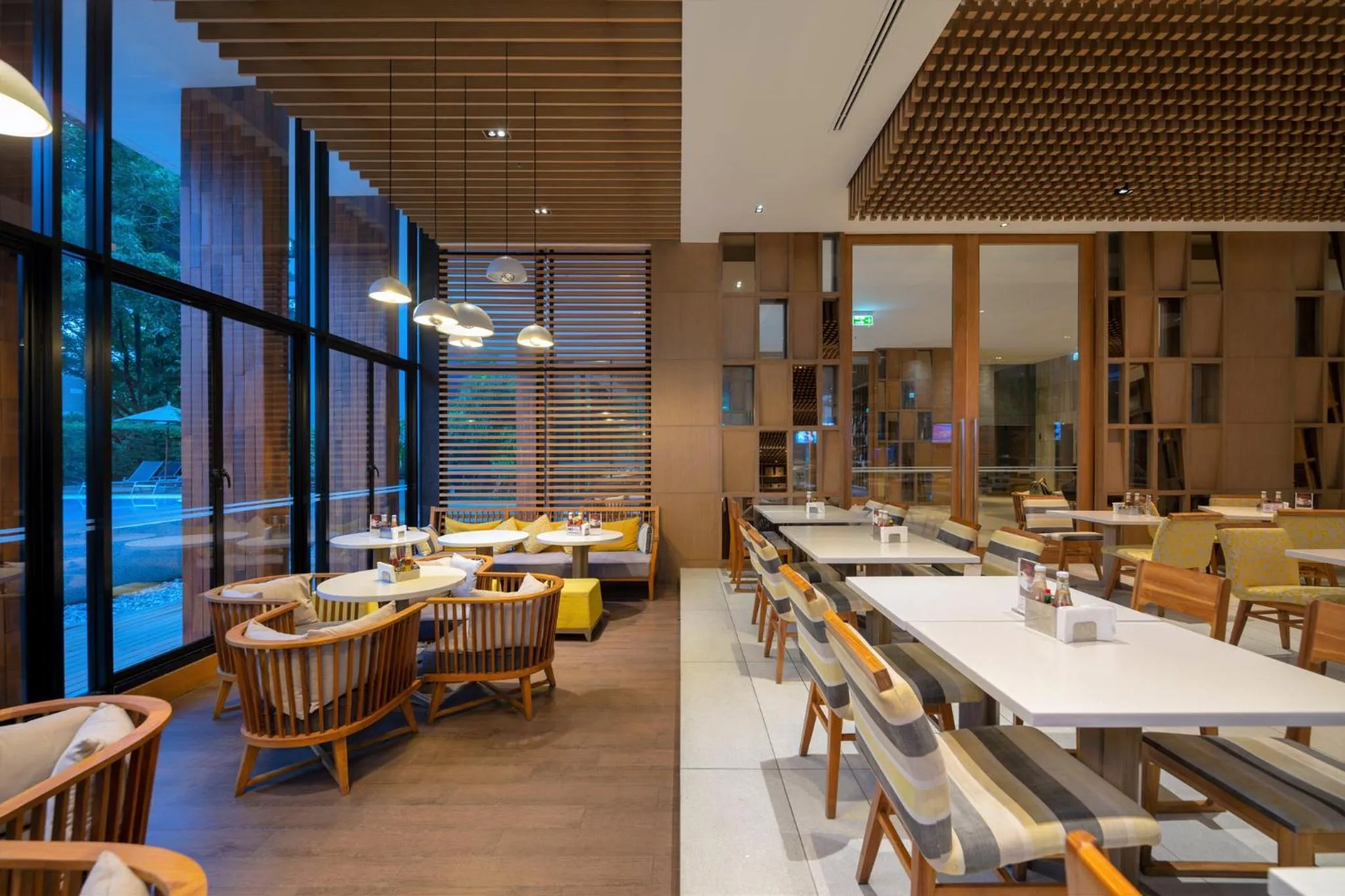 Restaurant/places to eat in Holiday Inn Express Phuket Patong Beach Central by IHG