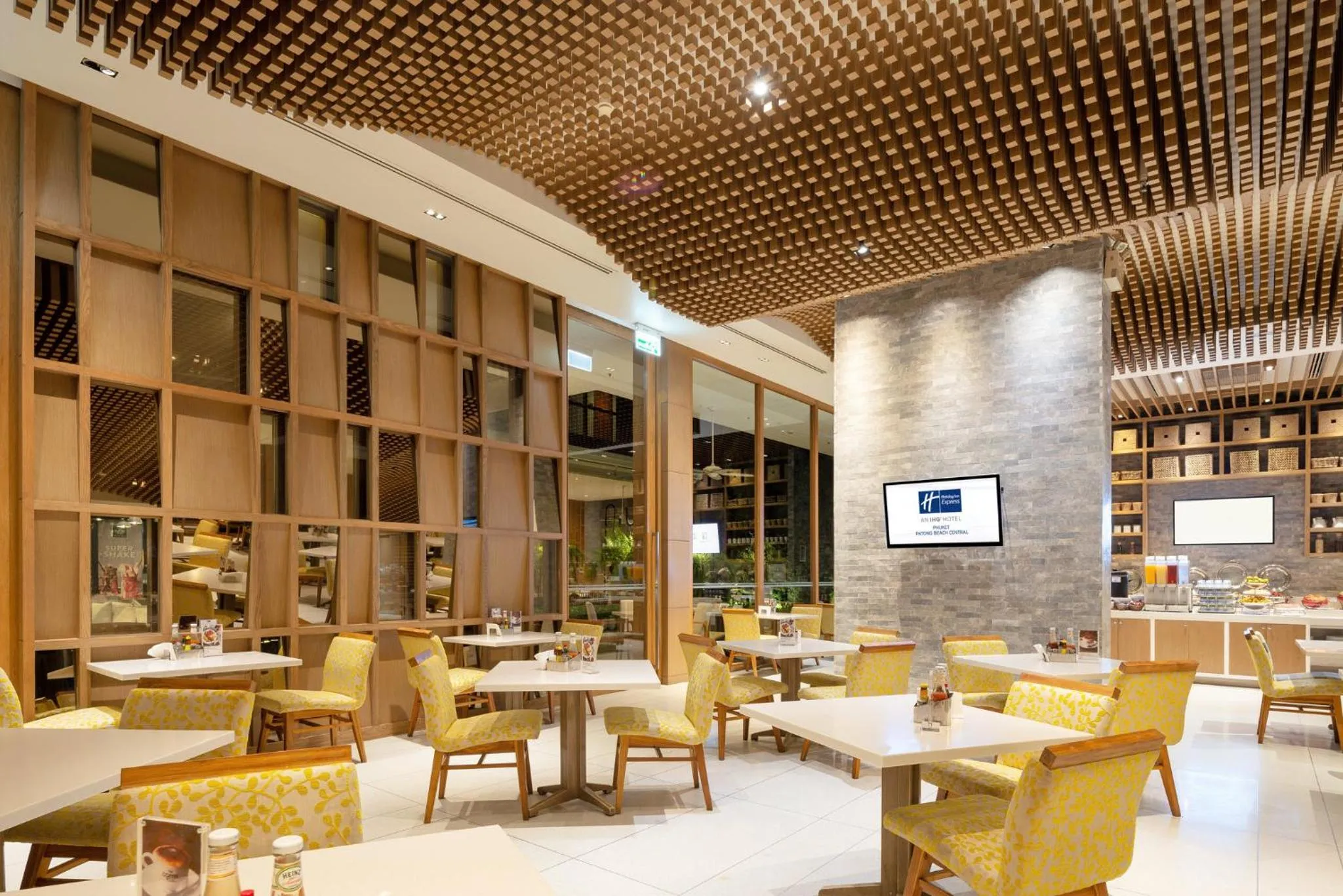 Restaurant/places to eat in Holiday Inn Express Phuket Patong Beach Central by IHG