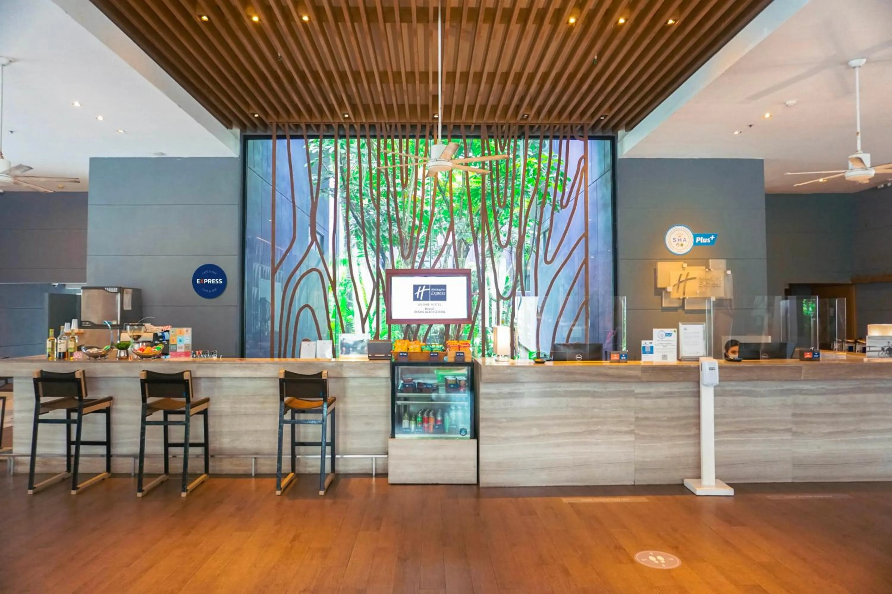 Lobby or reception in Holiday Inn Express Phuket Patong Beach Central by IHG
