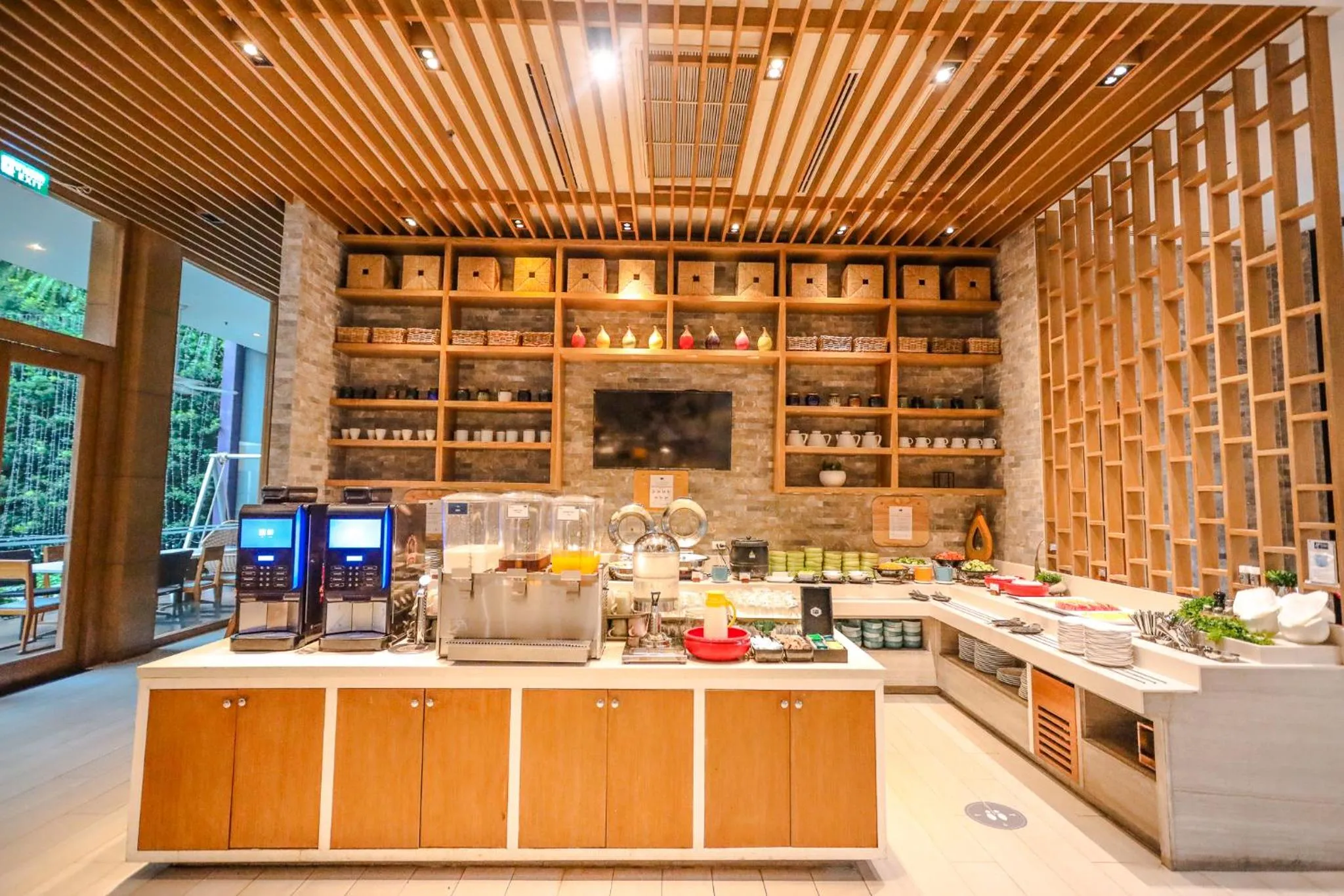 Restaurant/places to eat in Holiday Inn Express Phuket Patong Beach Central by IHG