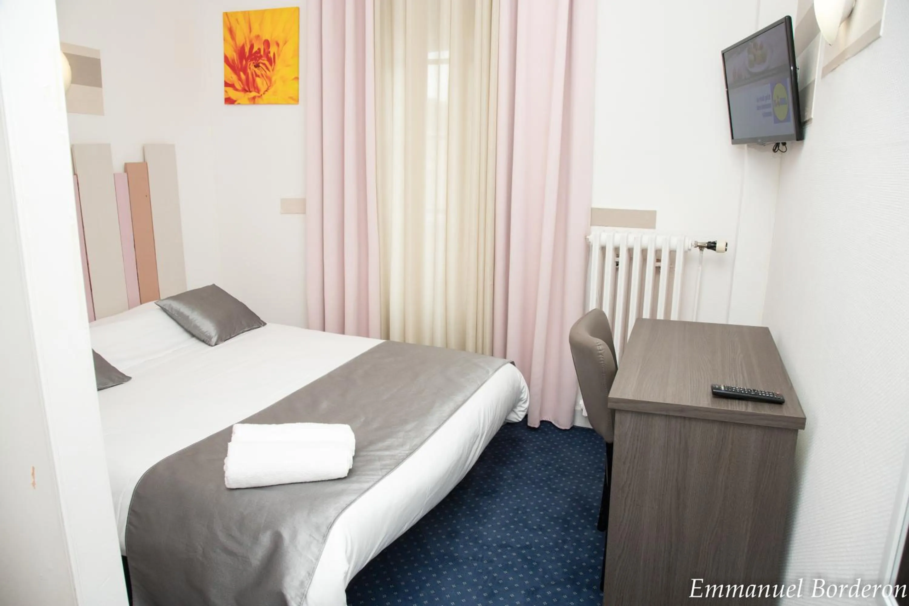 Photo of the whole room, Bed in Hôtel Le Centre