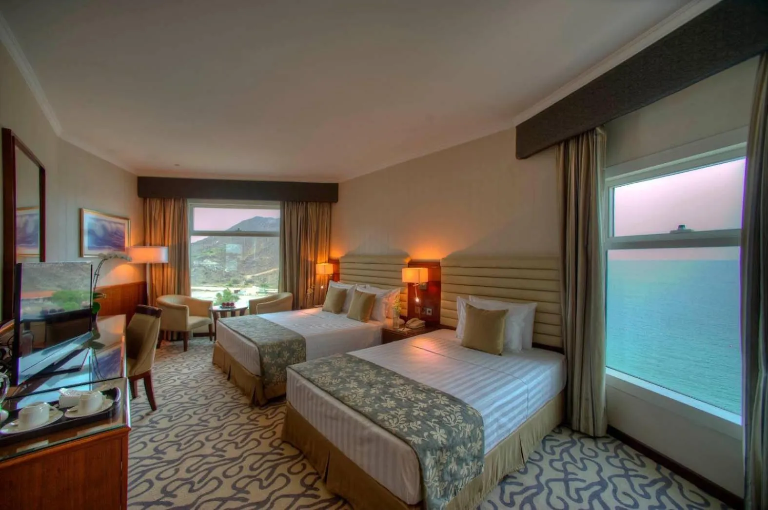 Sea view, Bed in Oceanic Khorfakkan Resort & Spa