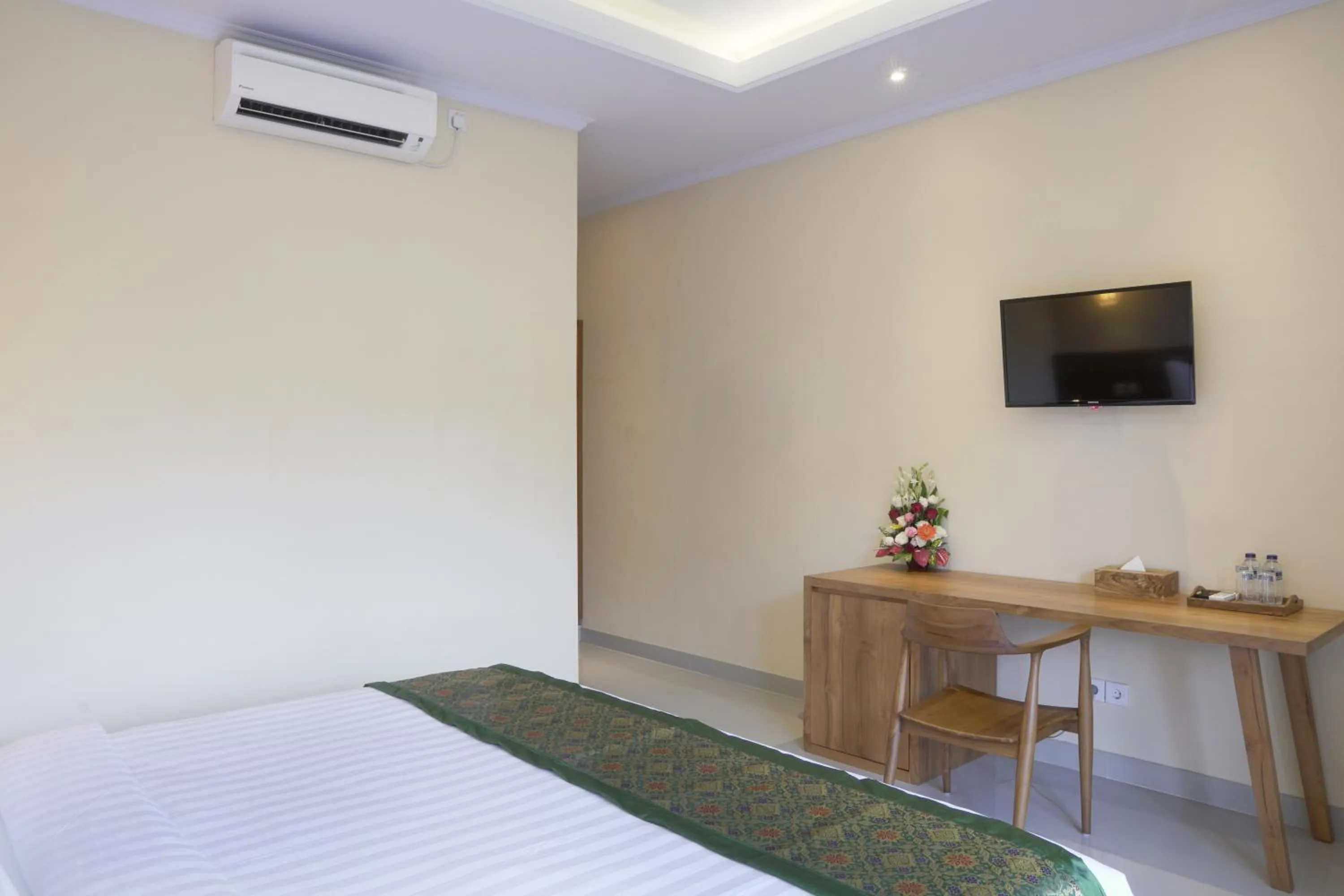 Communal lounge/ TV room, Bed in Astana House