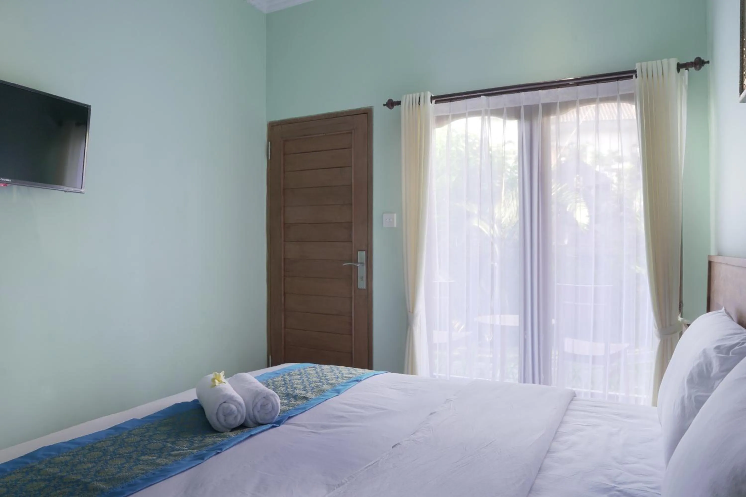 Communal lounge/ TV room, Bed in Astana House