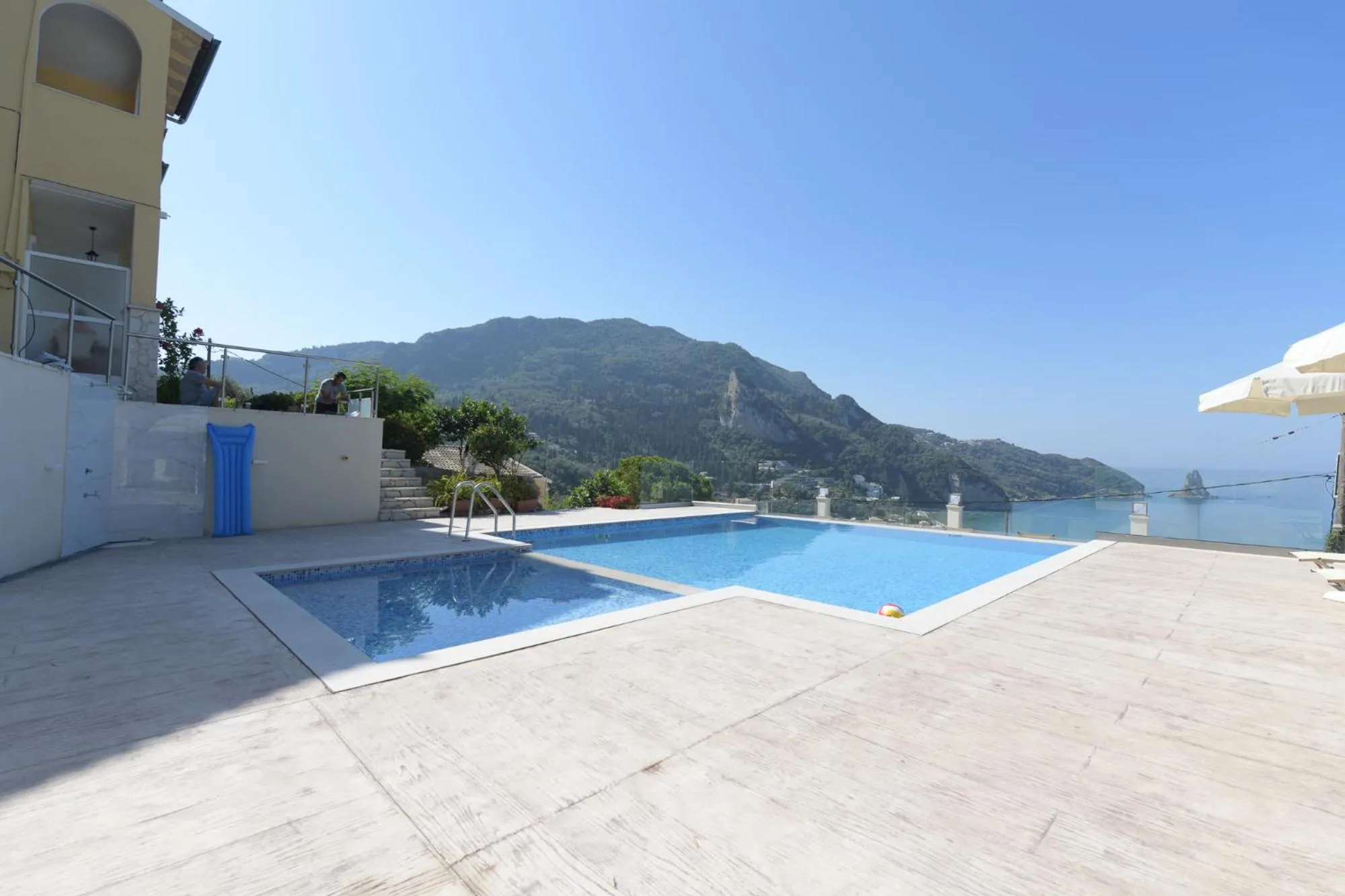 Swimming pool in Mazis Apartments