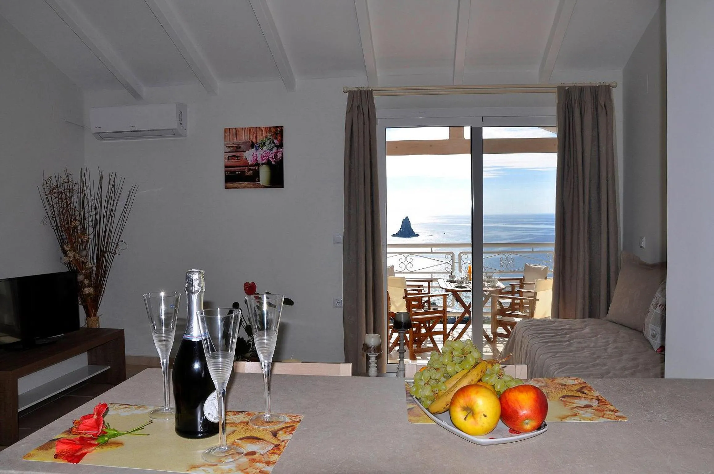 Food and drinks in Mazis Apartments