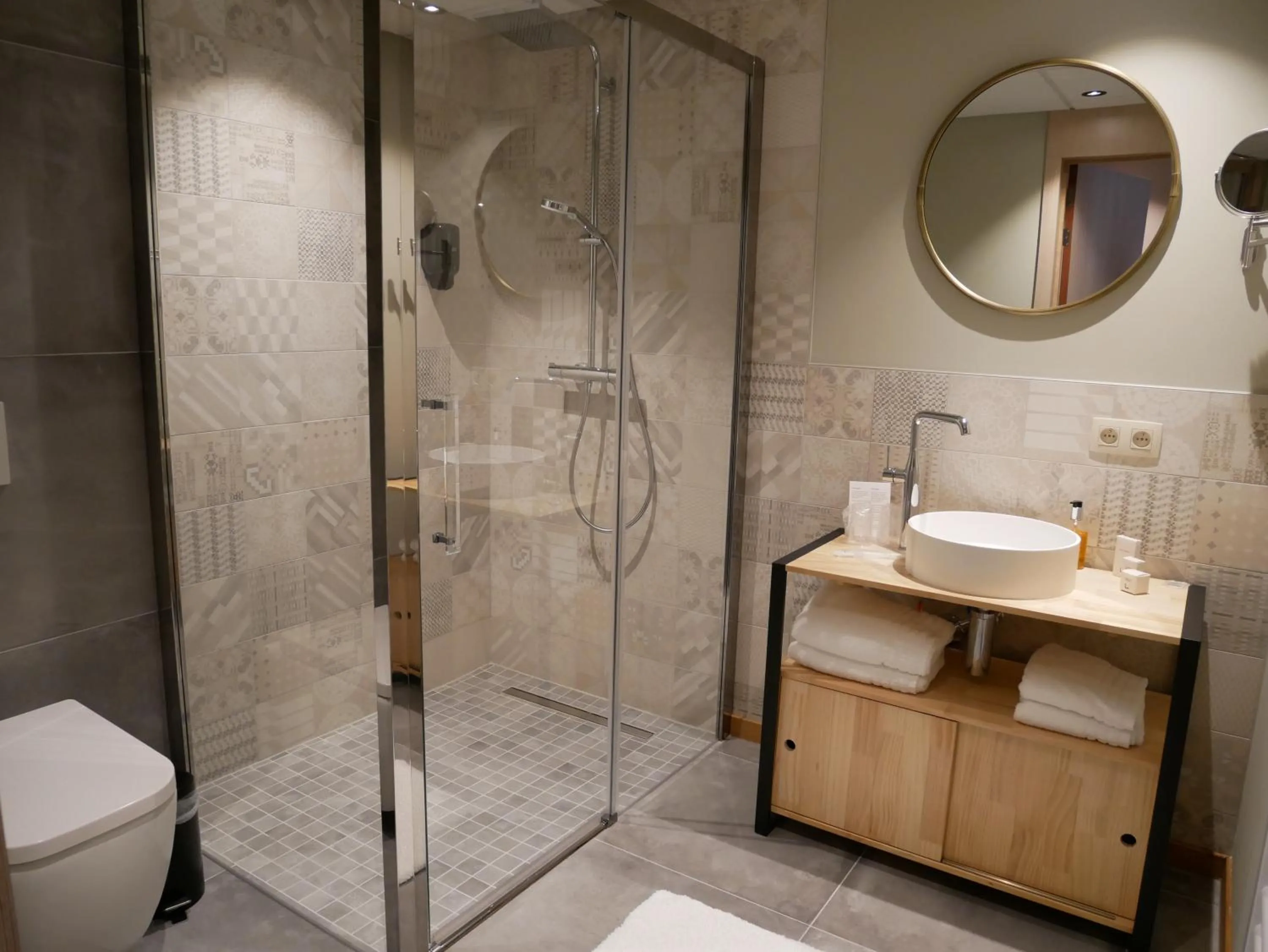 Shower in La Libellule