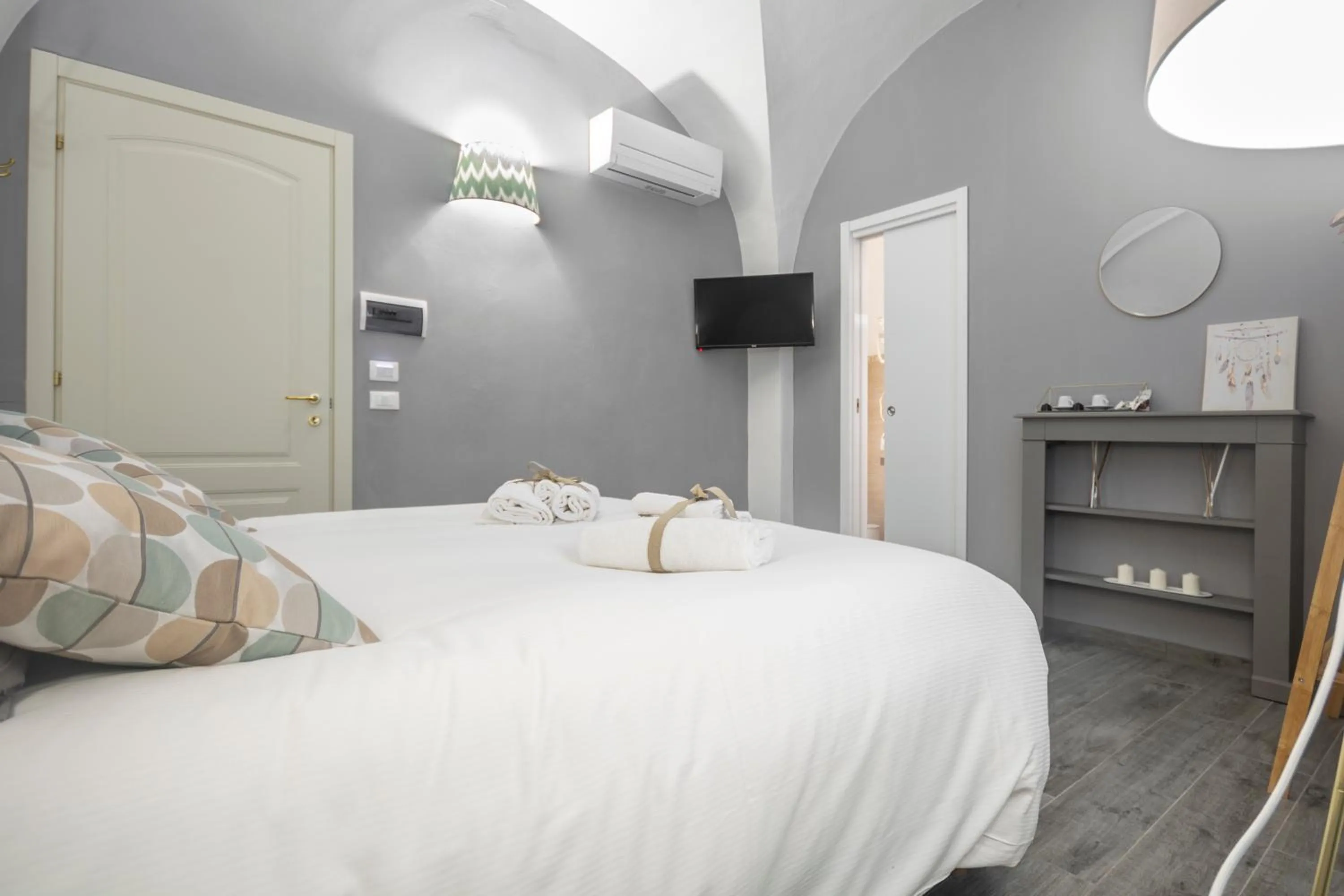 Photo of the whole room, Bed in La Lu cozy rooms