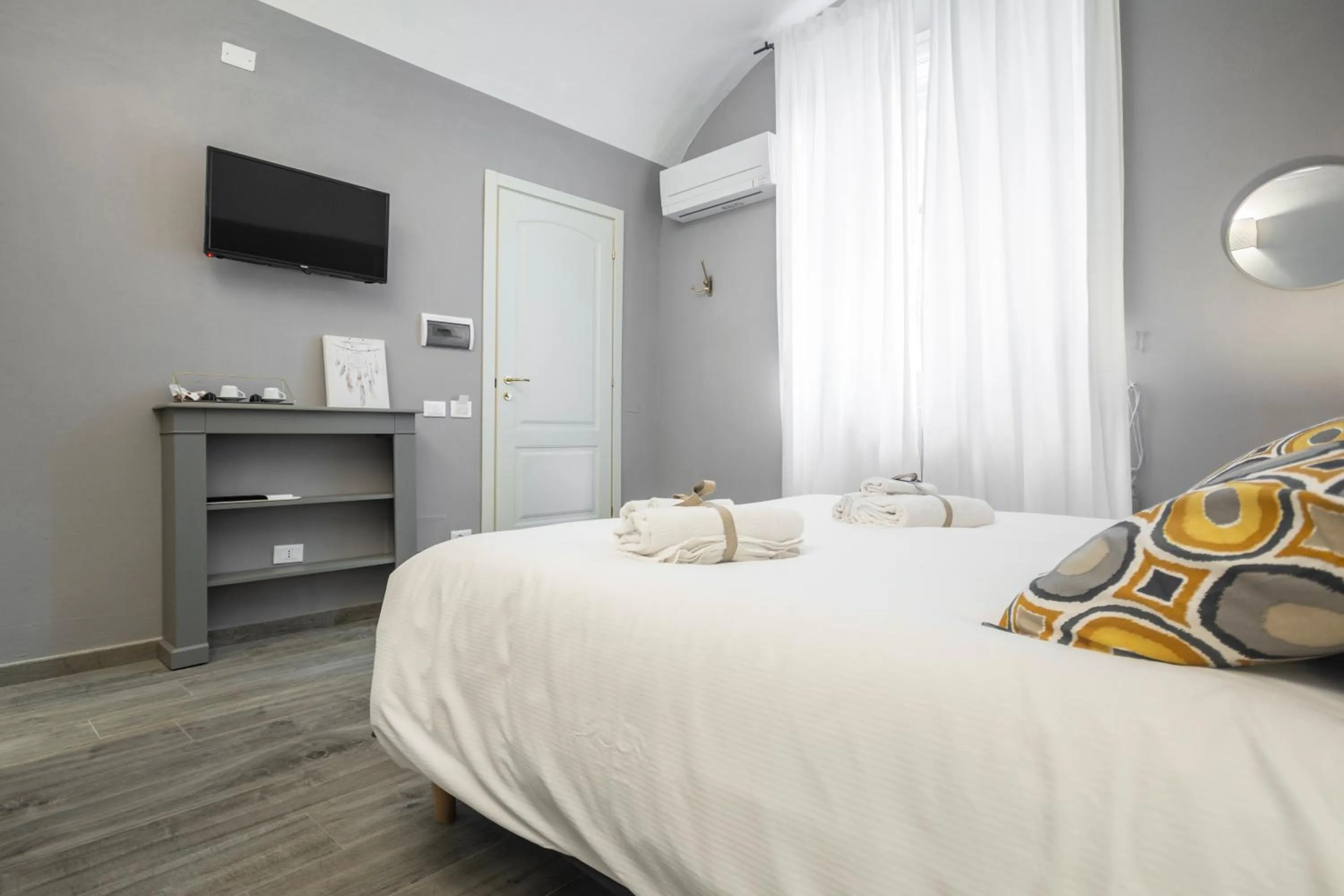 Photo of the whole room, Bed in La Lu cozy rooms