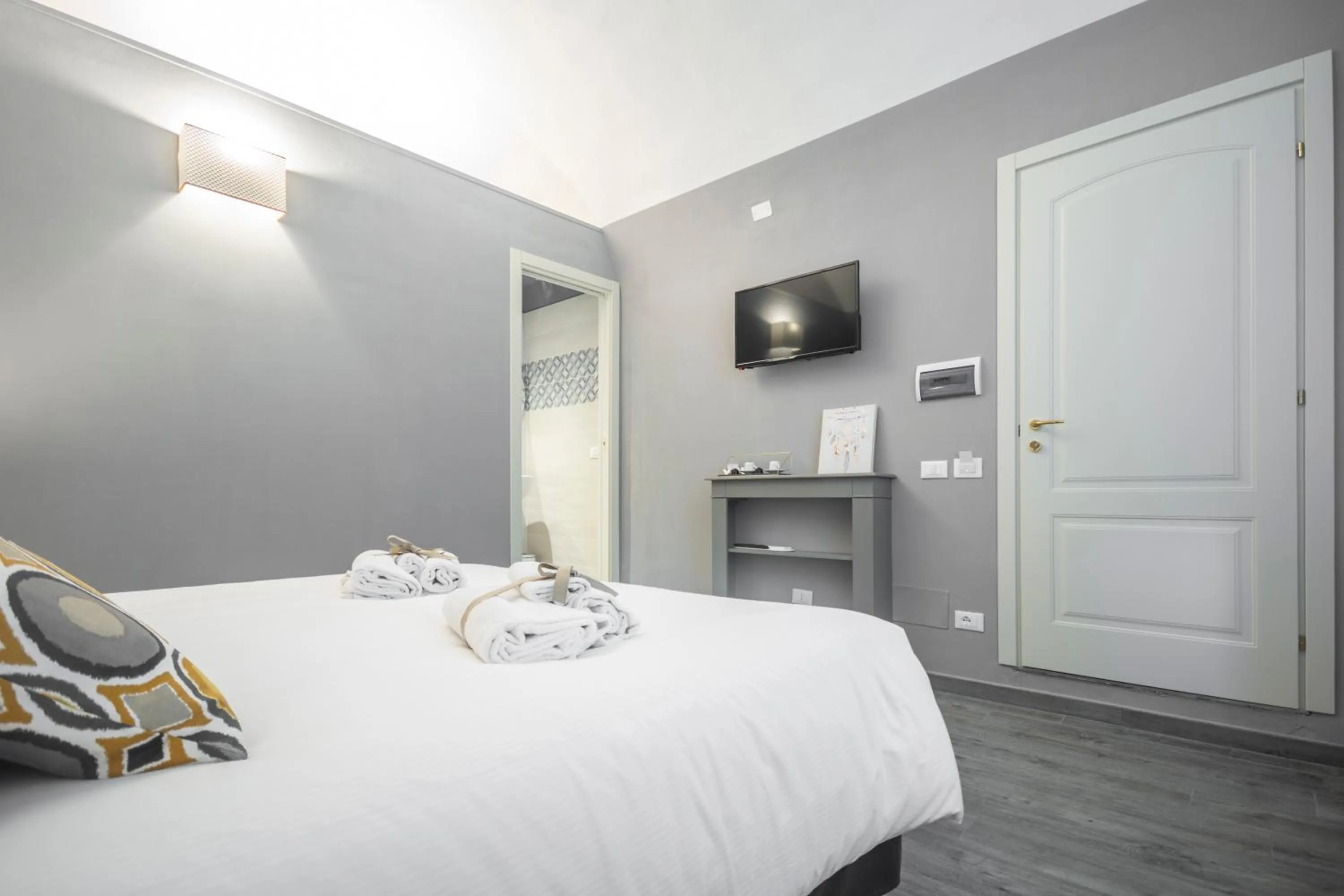 Photo of the whole room, Bed in La Lu cozy rooms