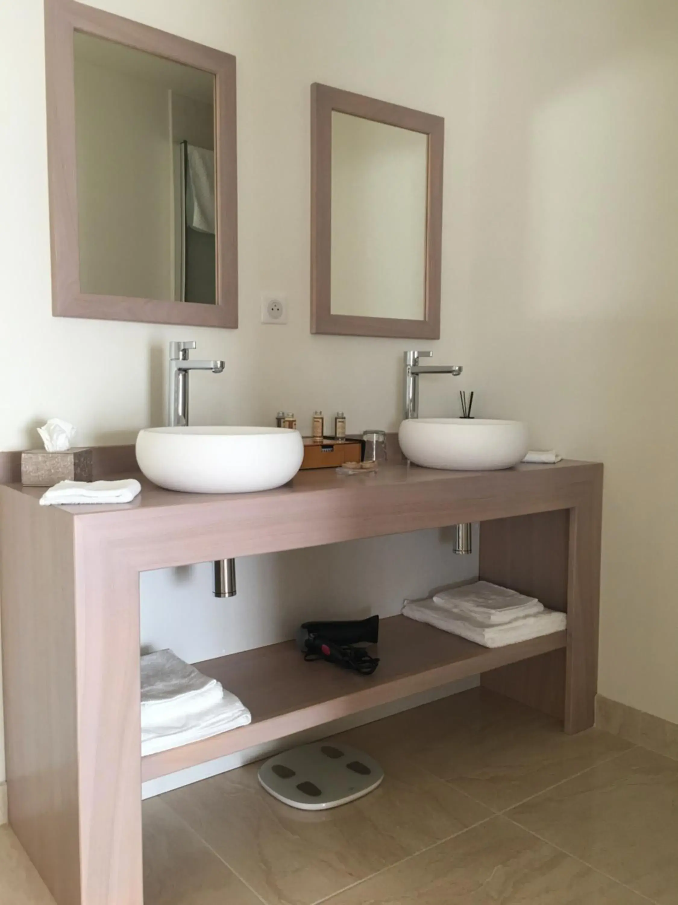 Deluxe Double Room with Balcony in Château Tour Saint-Fort Chambre d'hôtes Deluxe Double Room with Balcony in Château Tour Saint-Fort Chambre d'hôtes