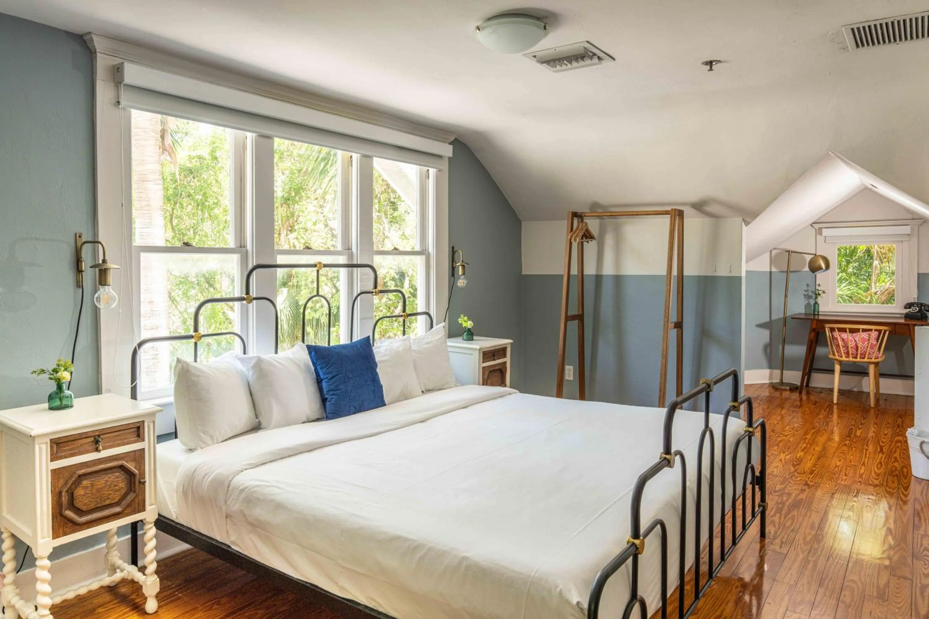 Bed in Miami River Inn by Renzzi