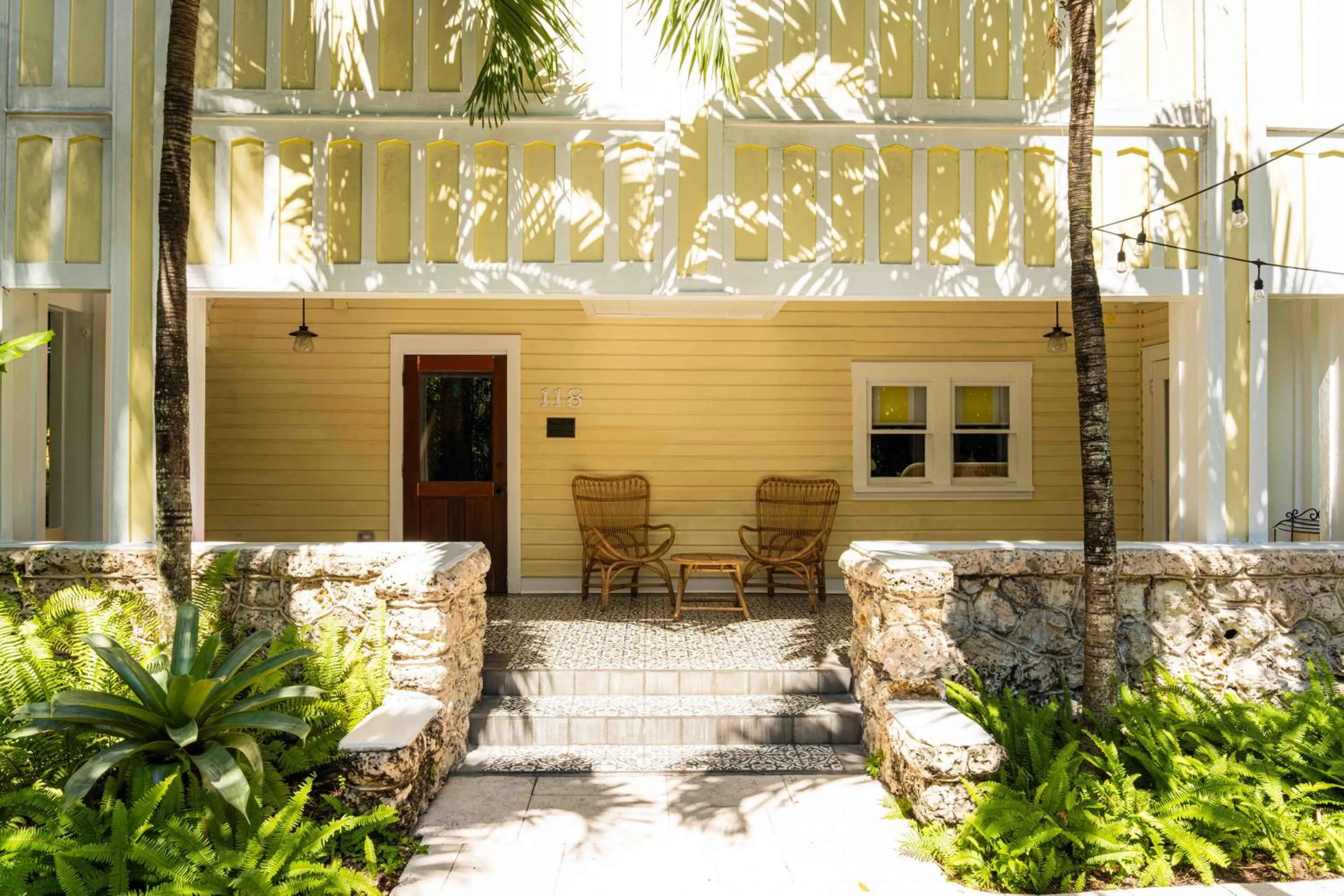 Day in Miami River Inn by Renzzi