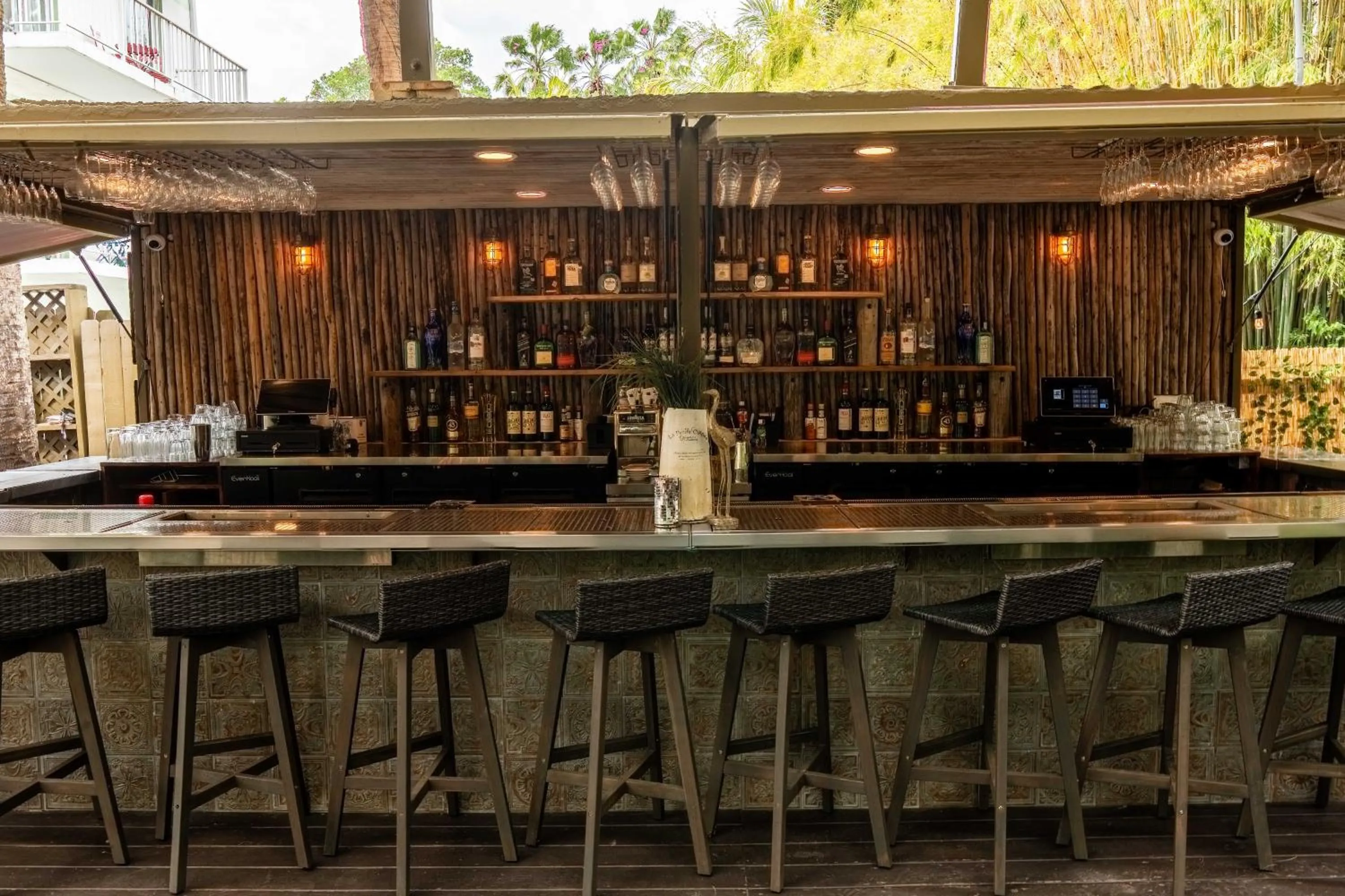 Restaurant/places to eat in Miami River Inn by Renzzi