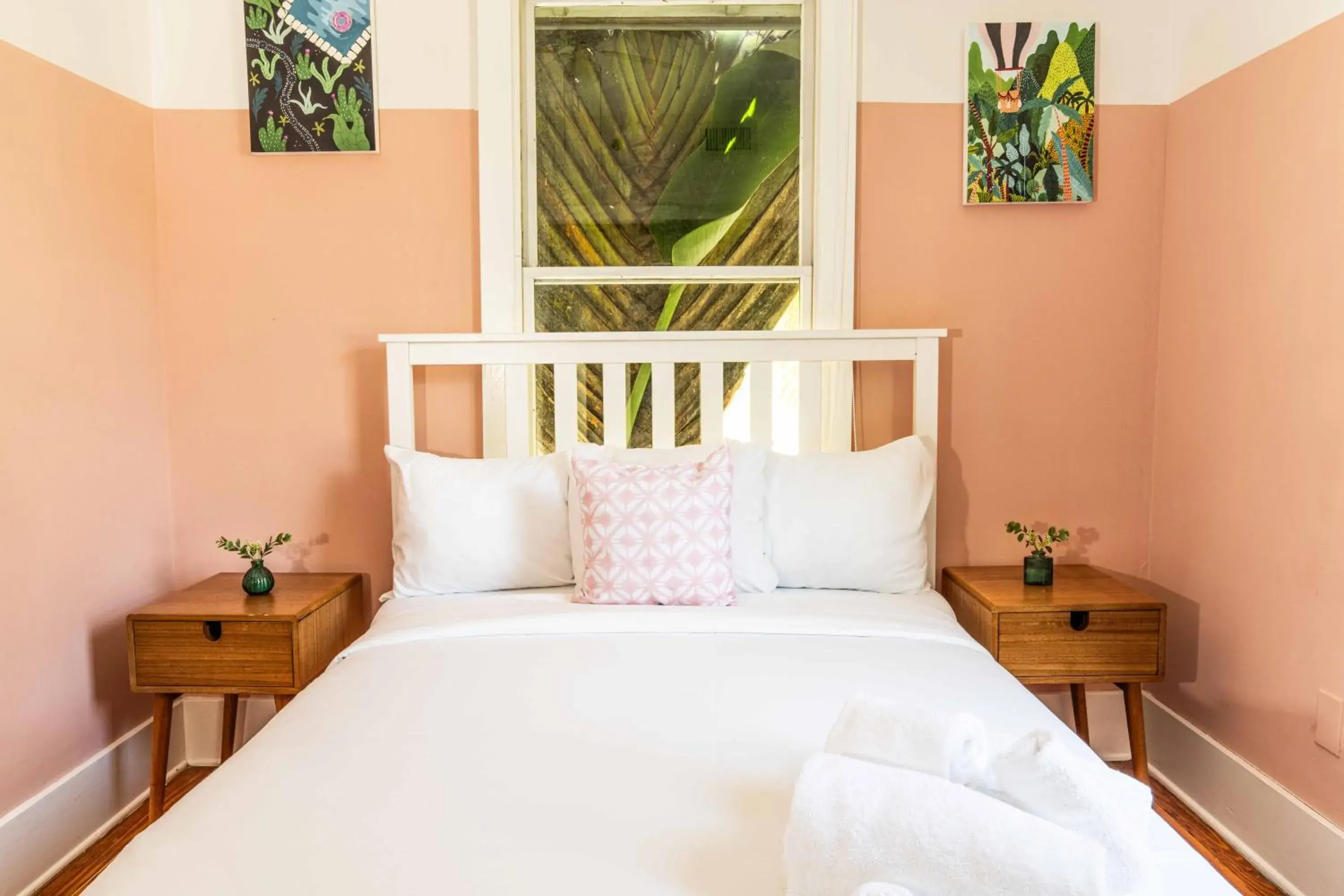 Small Room Shared Bathroom in Miami River Inn by Renzzi Small Room Shared Bathroom in Miami River Inn by Renzzi