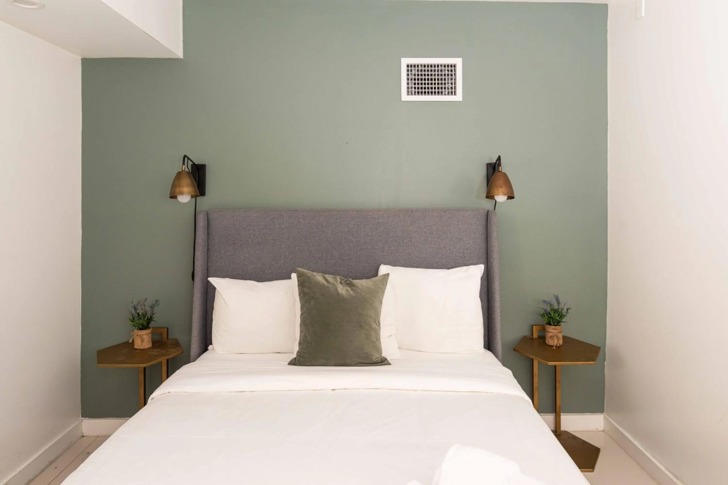 Bed in Miami River Inn by Renzzi