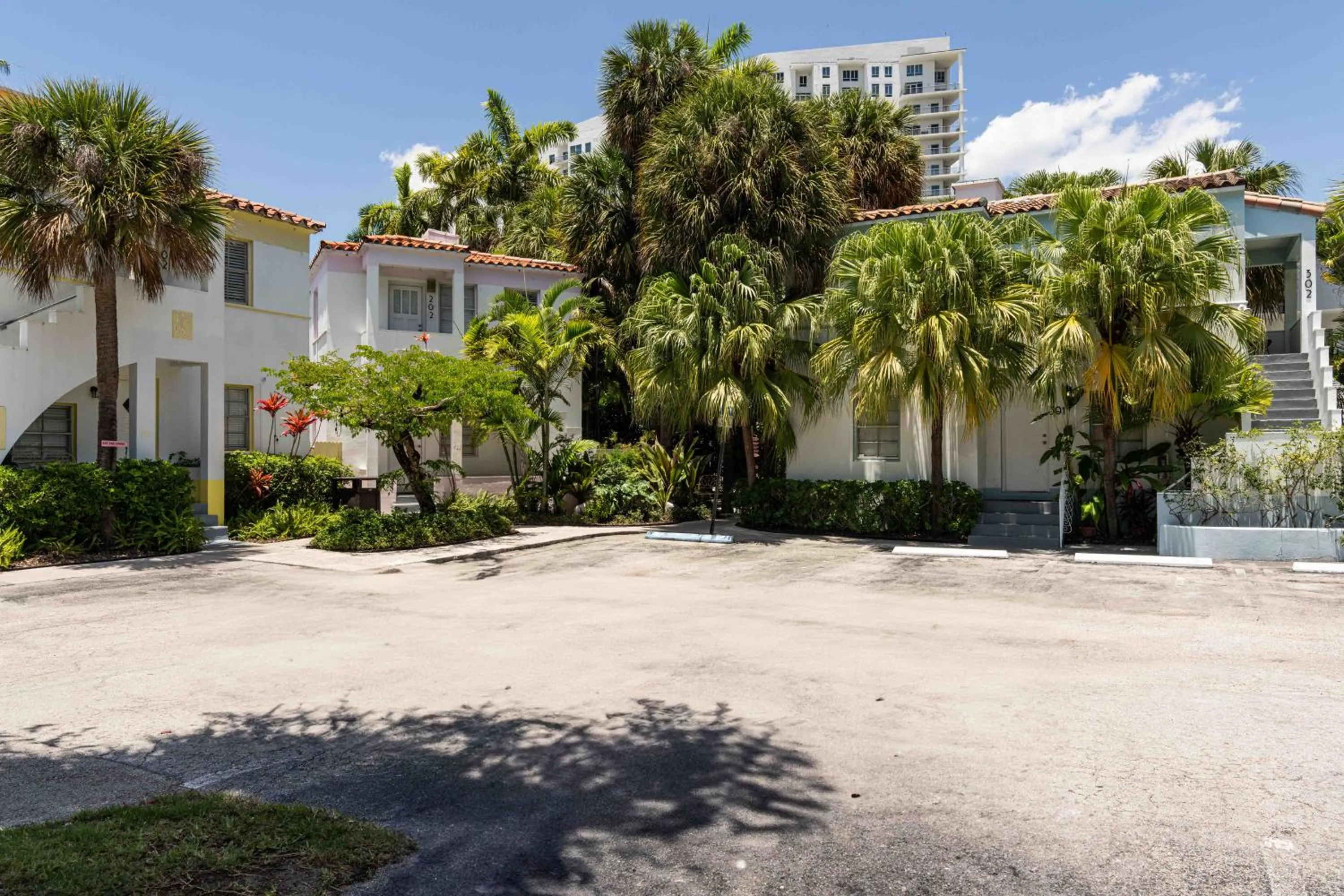 Day in Miami River Inn by Renzzi