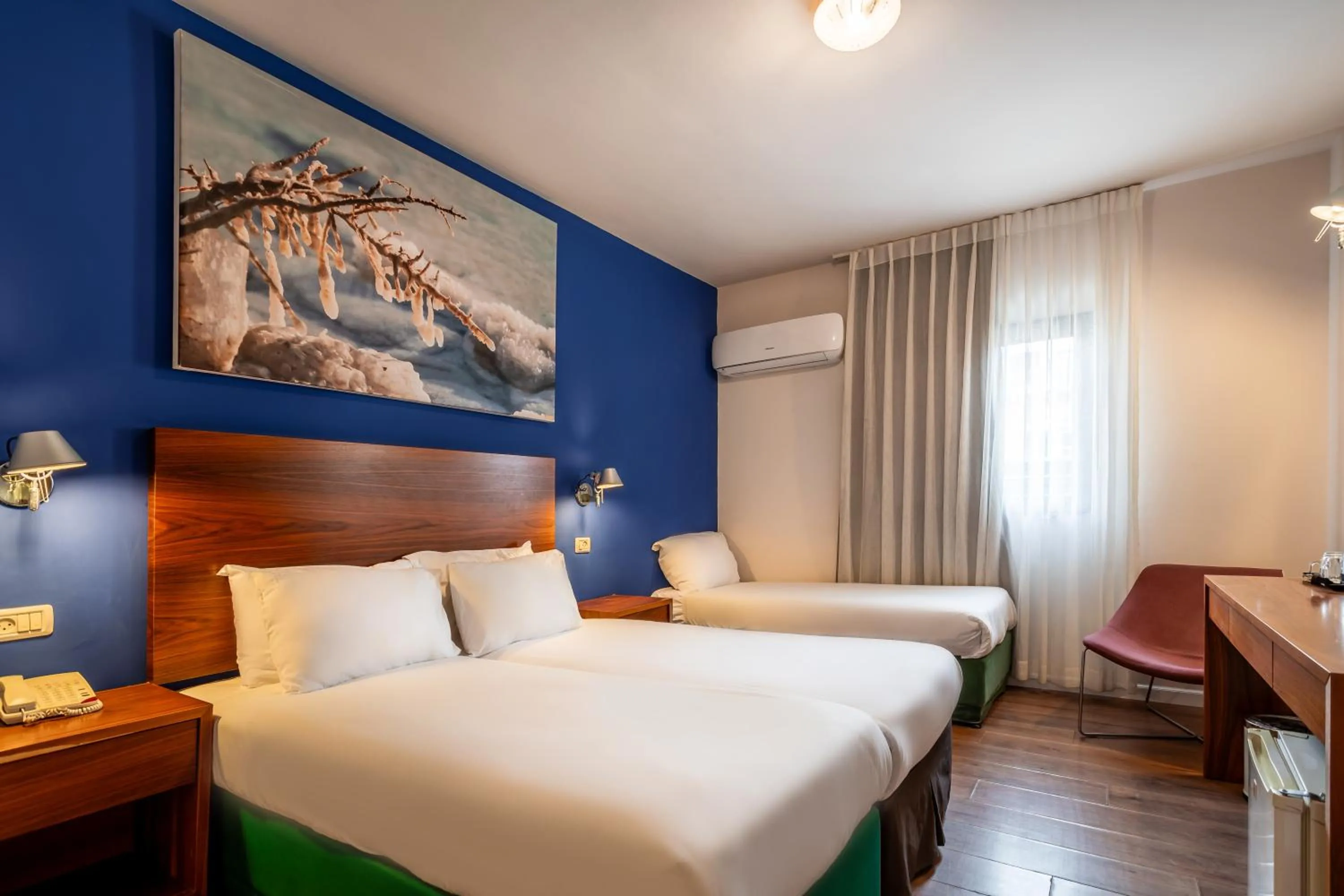 Photo of the whole room in Jacob Tiberias