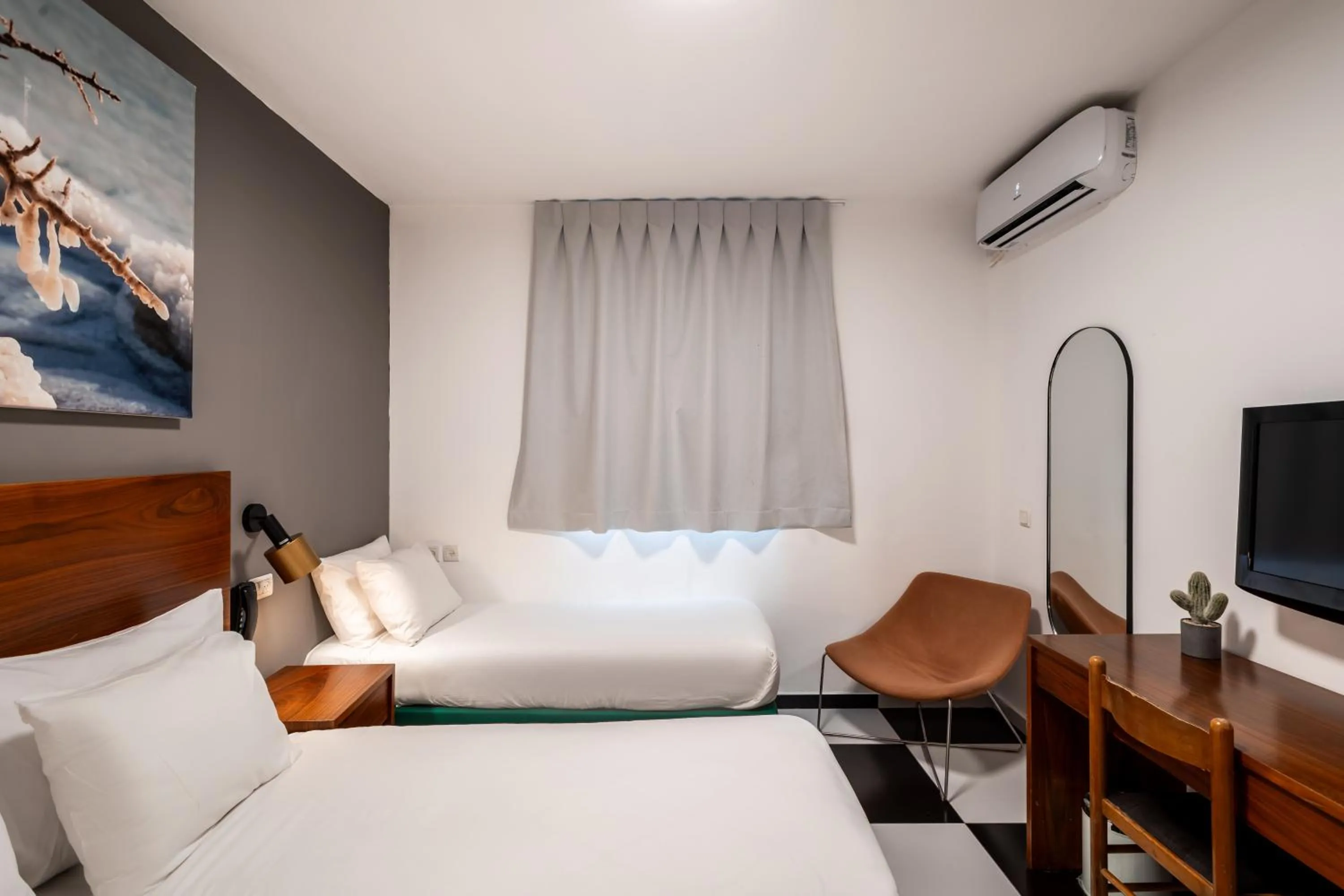 Photo of the whole room in Jacob Tiberias