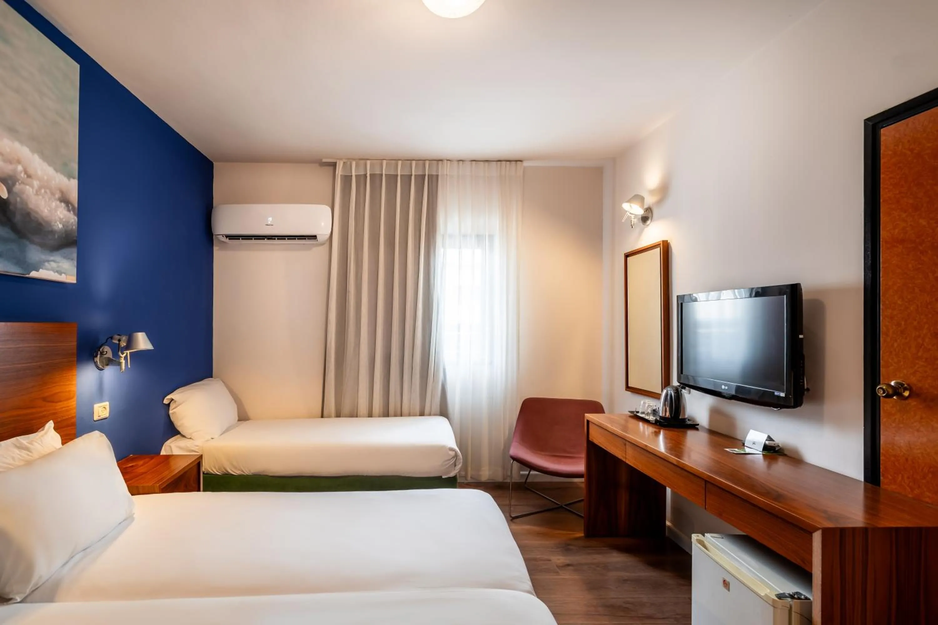 Photo of the whole room in Jacob Tiberias