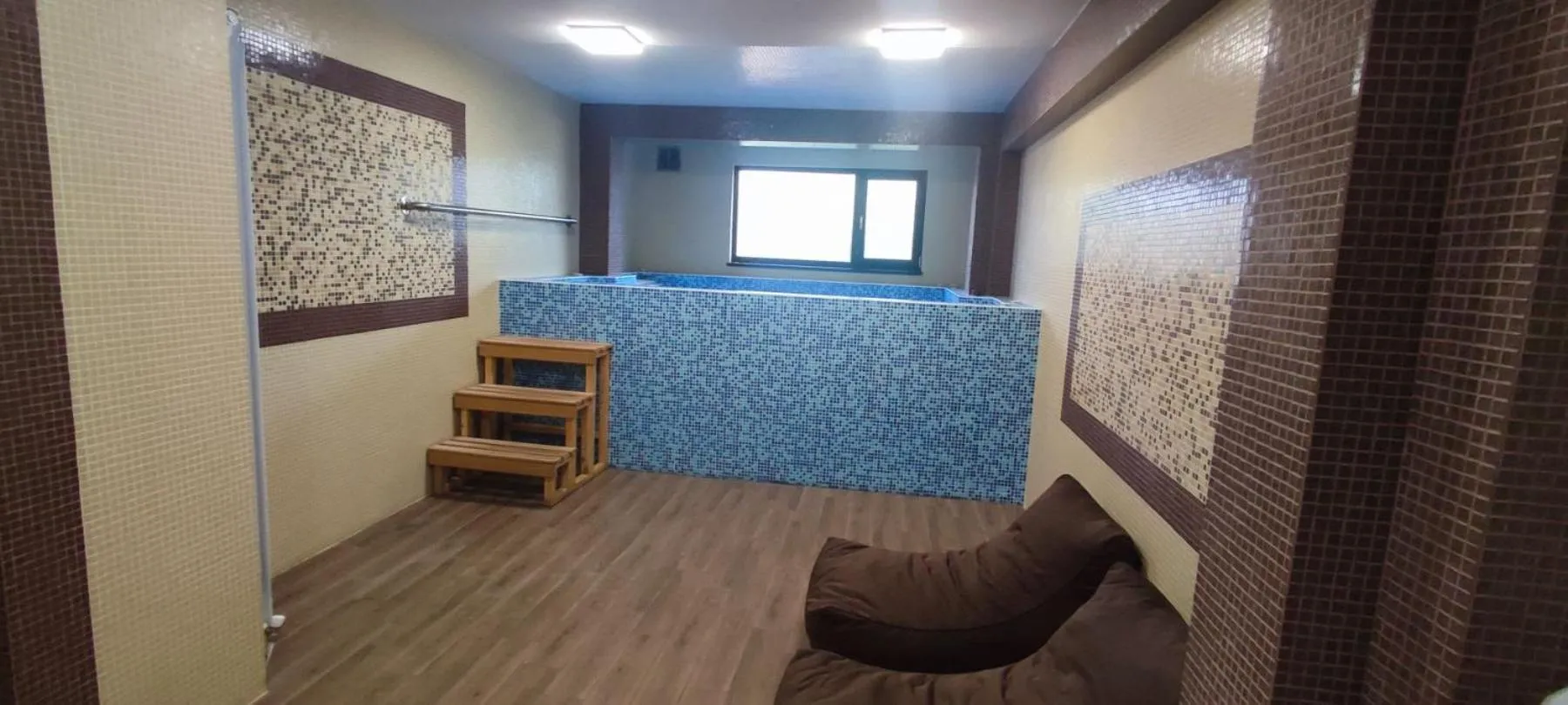 Hot Tub, Bed in Hotel Dumanov