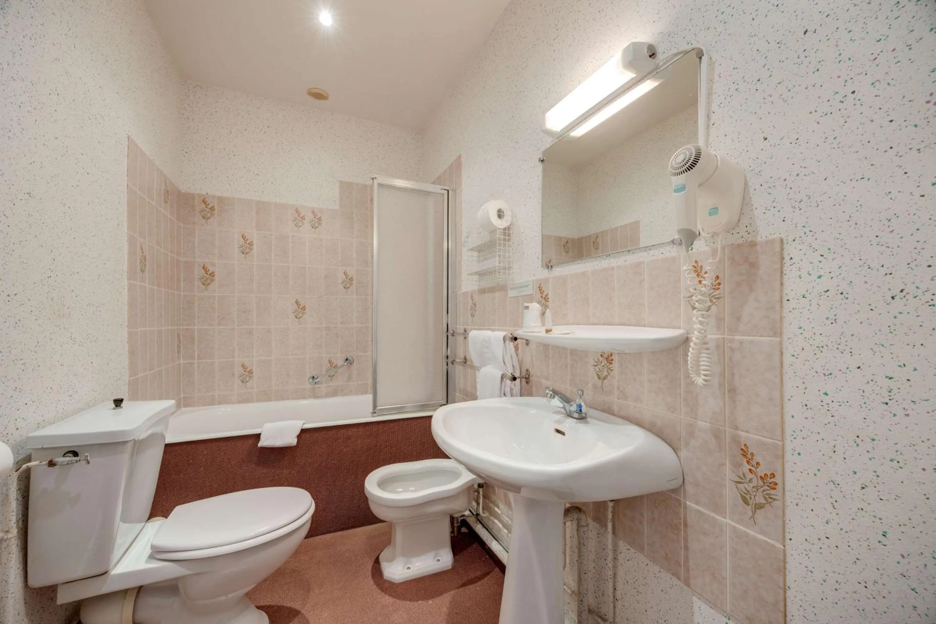 Bathroom in Brit Hotel Confort Bagnoles Normandie