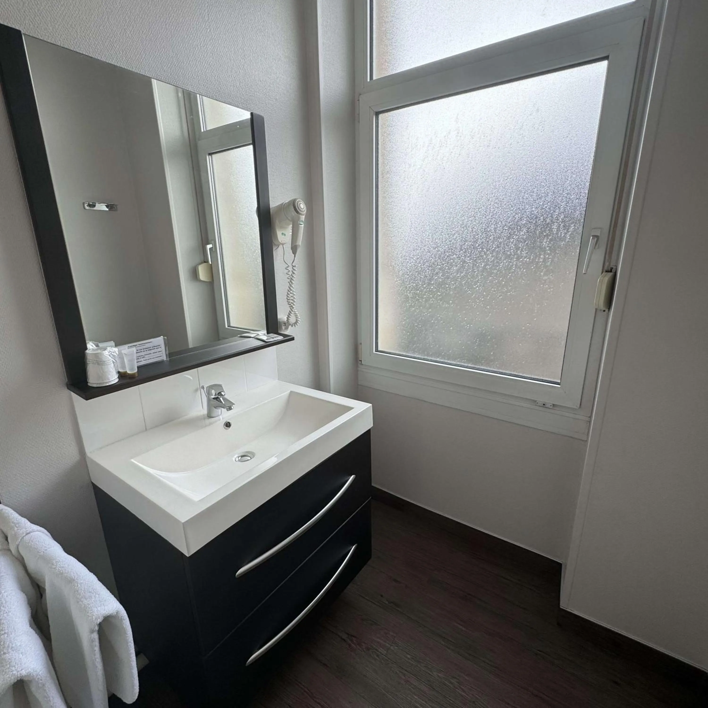 Bathroom in Brit Hotel Confort Bagnoles Normandie