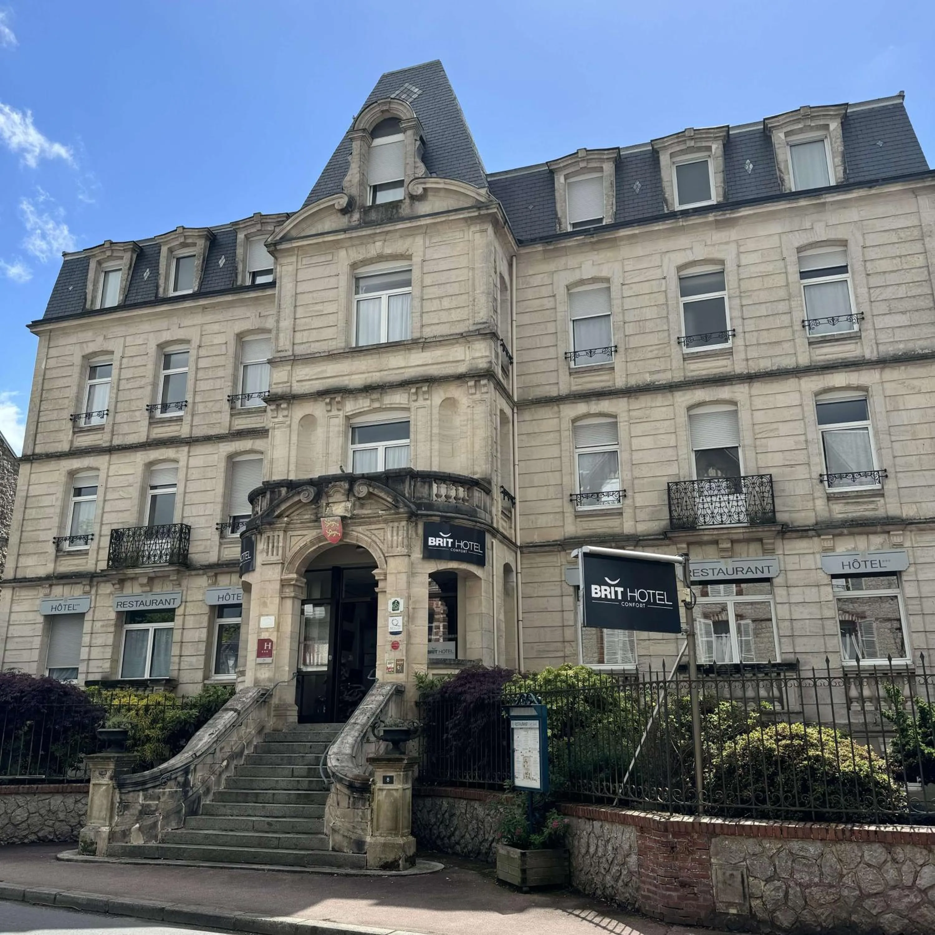 Property building in Brit Hotel Confort Bagnoles Normandie