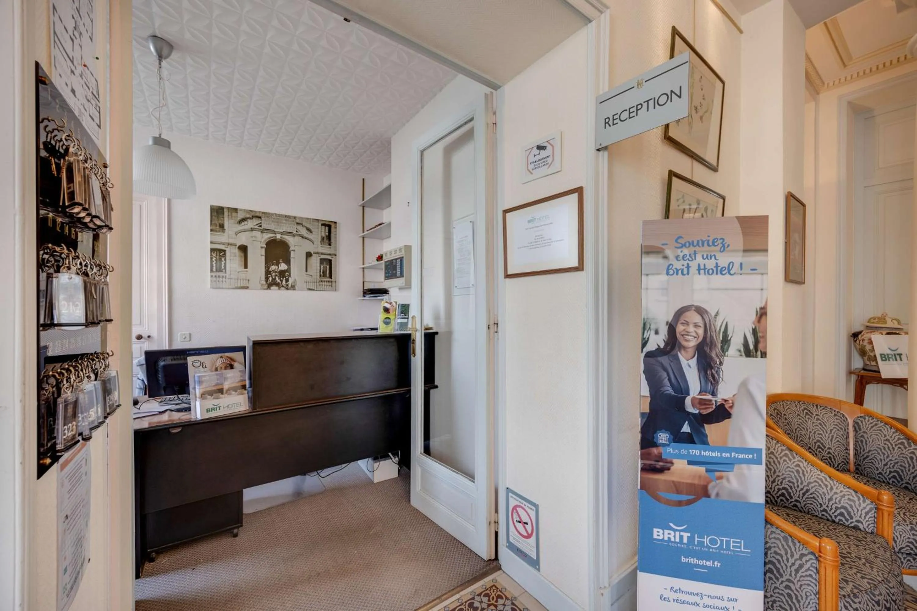 Lobby or reception in Brit Hotel Confort Bagnoles Normandie