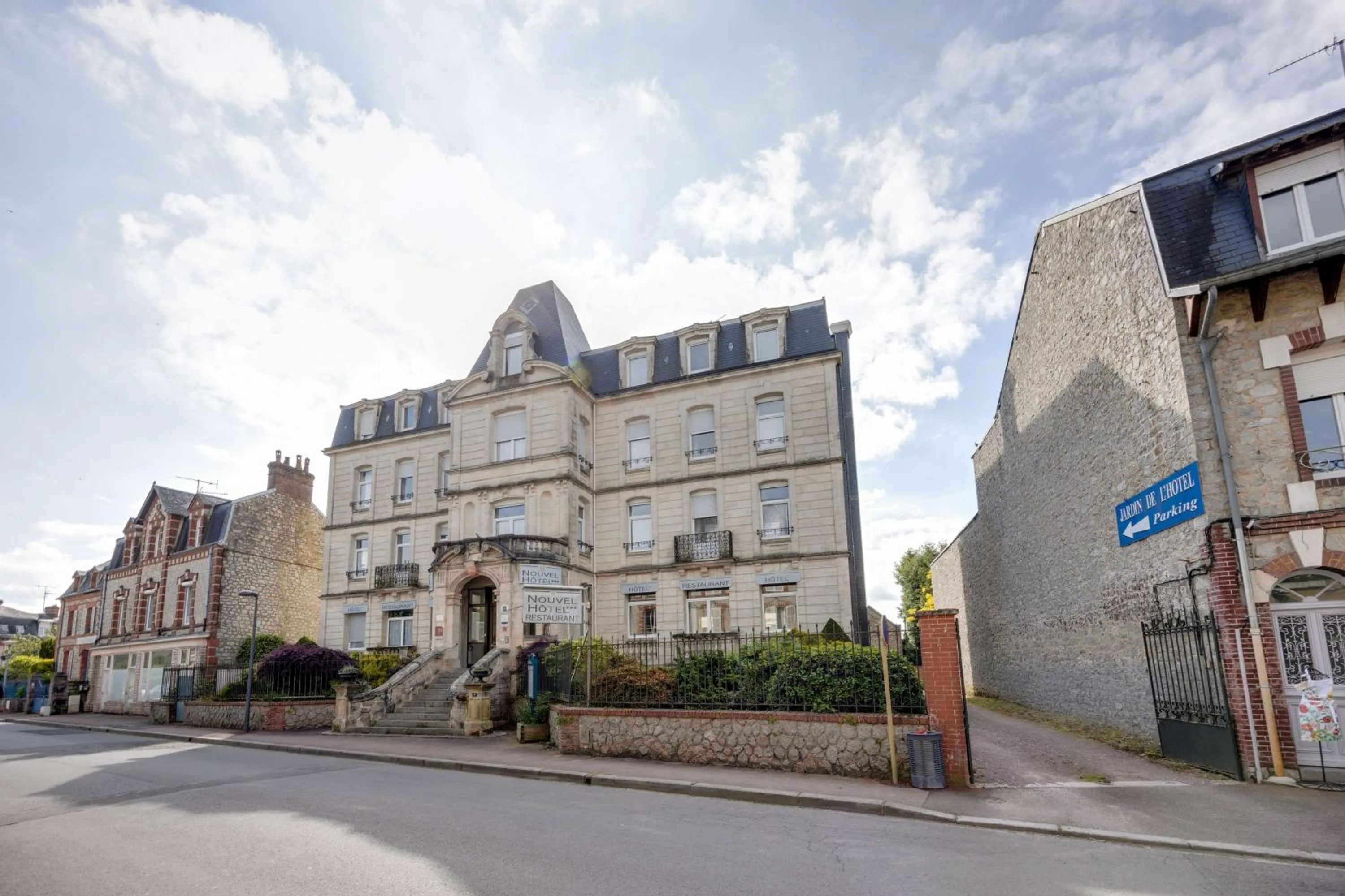 Property building in Brit Hotel Confort Bagnoles Normandie