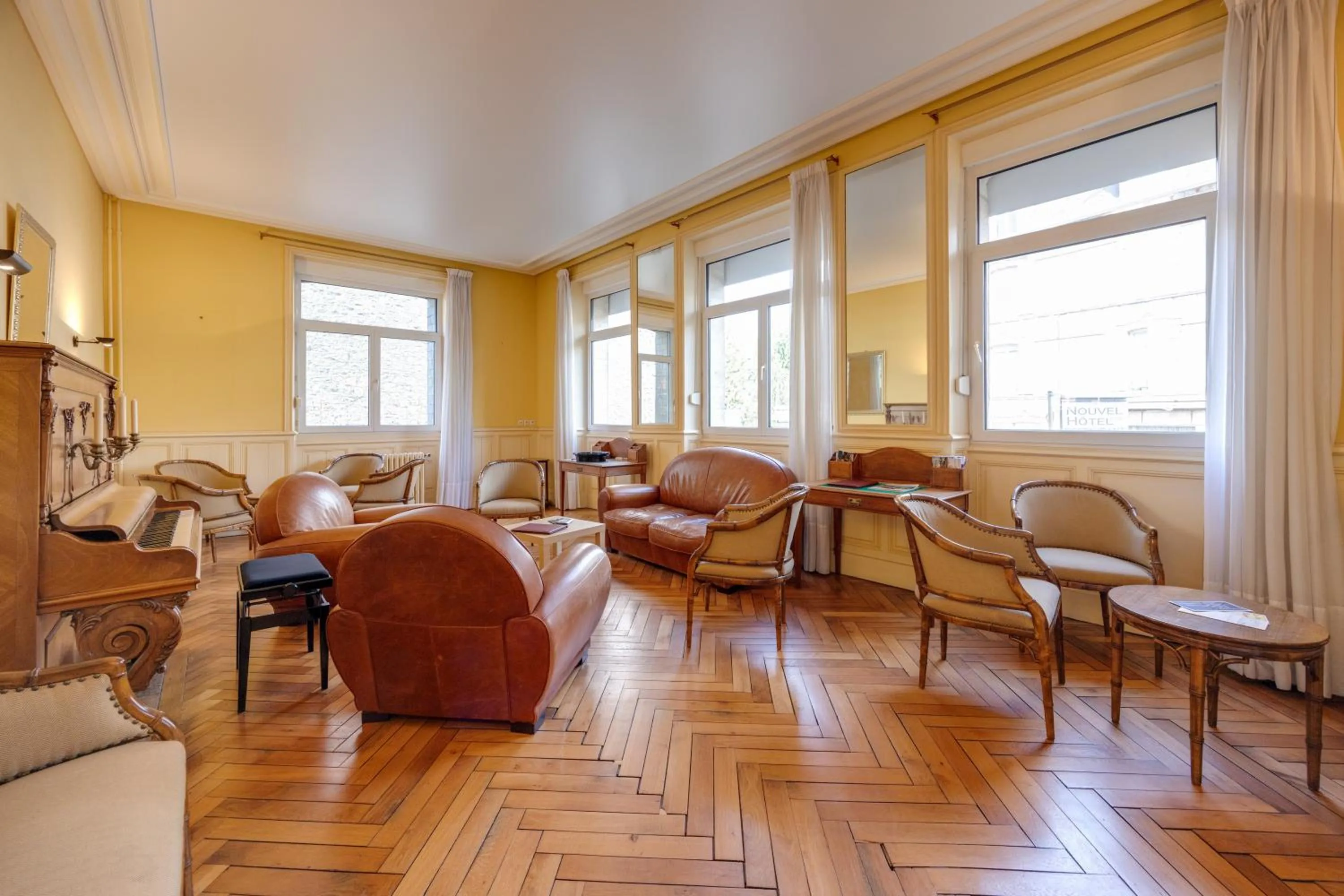 Living room in Brit Hotel Confort Bagnoles Normandie