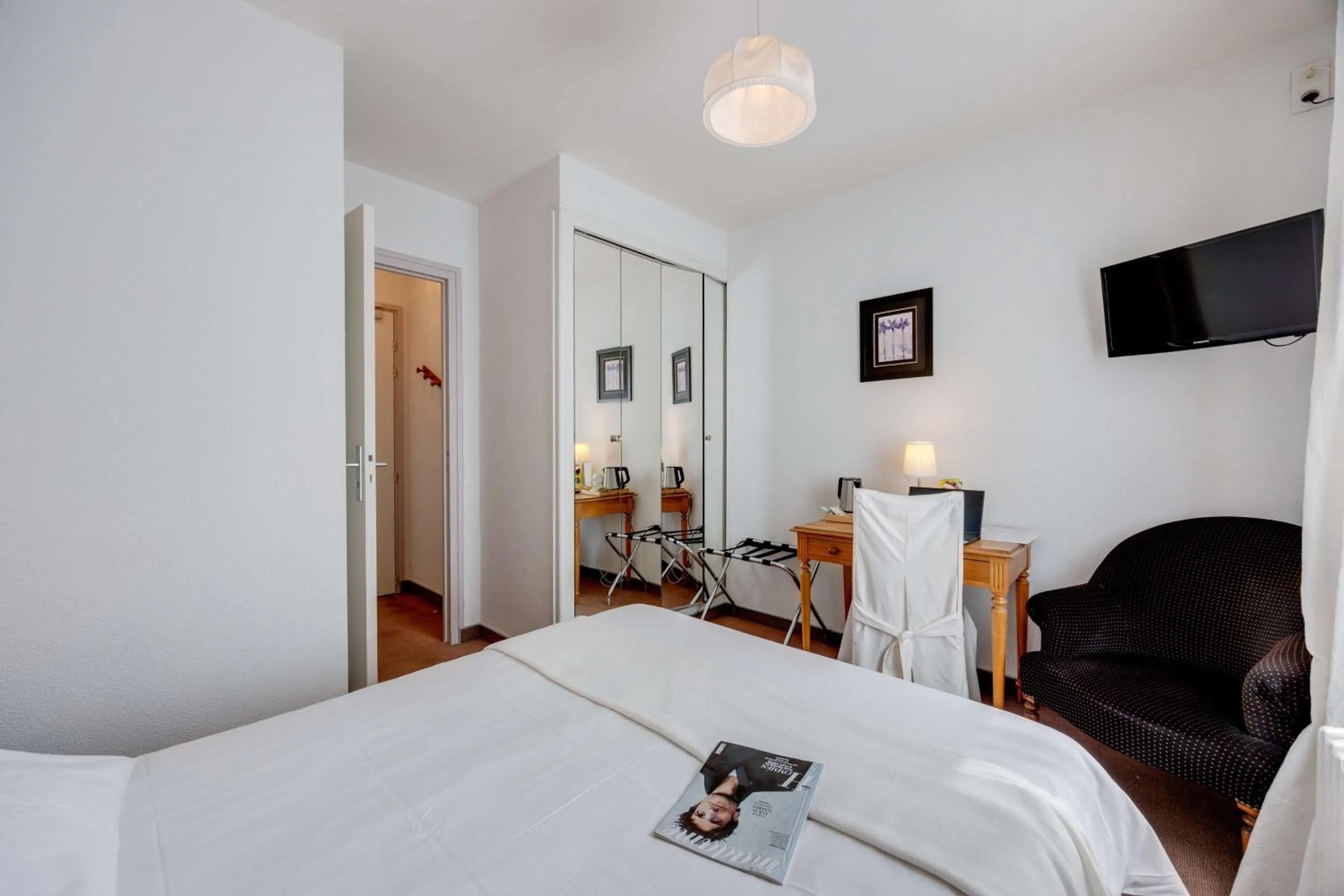 Bedroom, Bed in Brit Hotel Confort Bagnoles Normandie