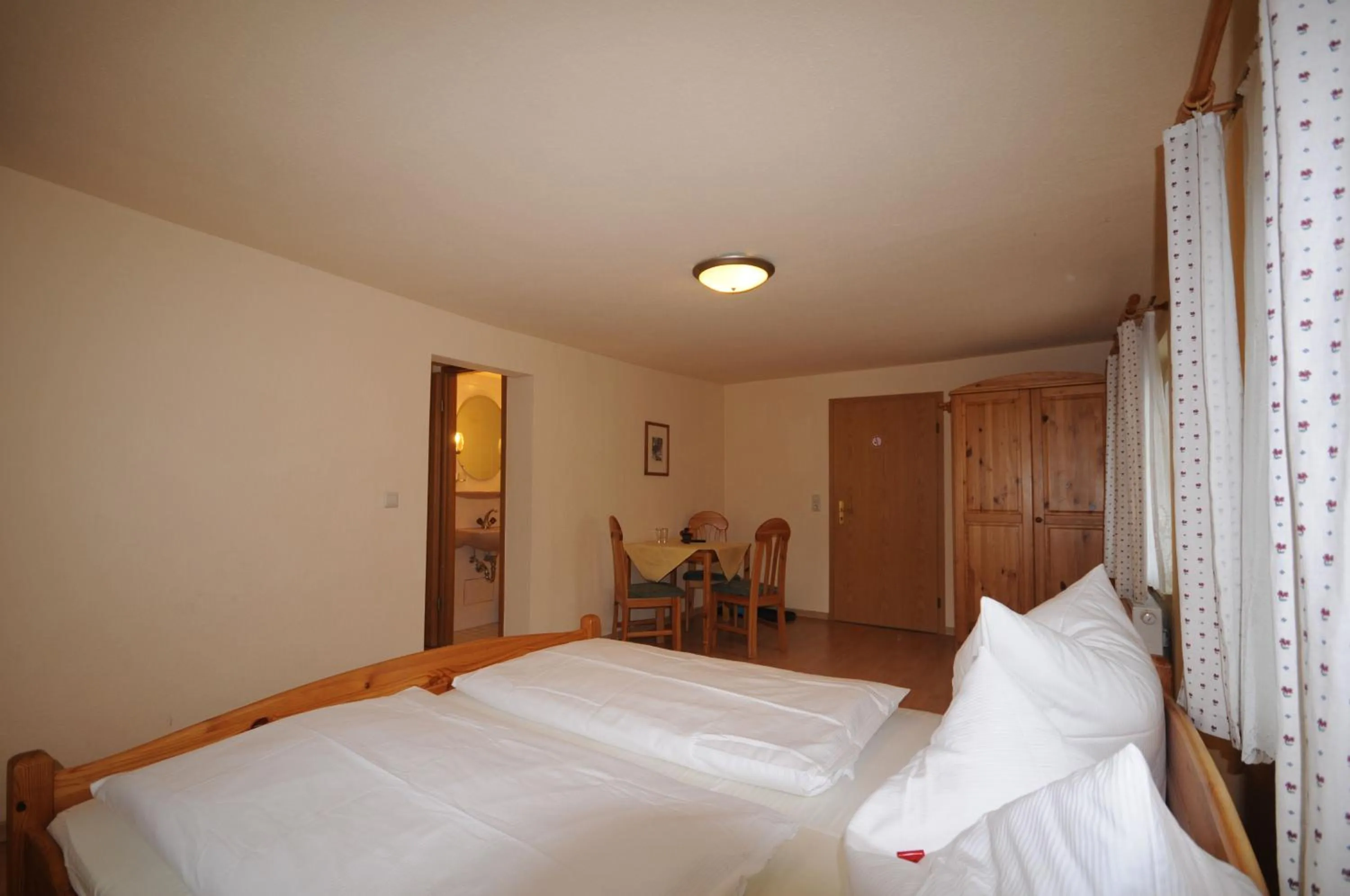 Photo of the whole room, Bed in Pension Klette
