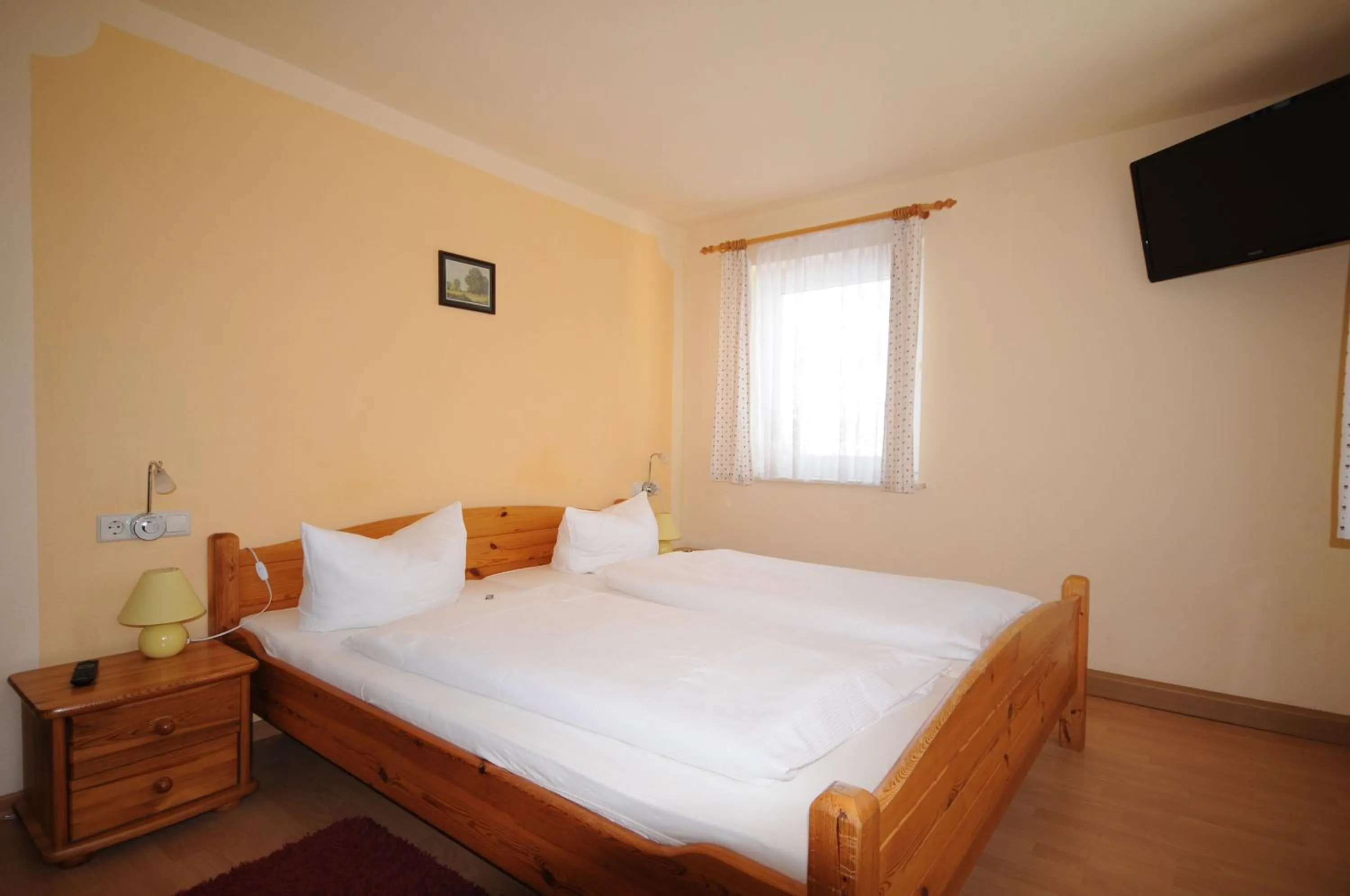 Photo of the whole room, Bed in Pension Klette
