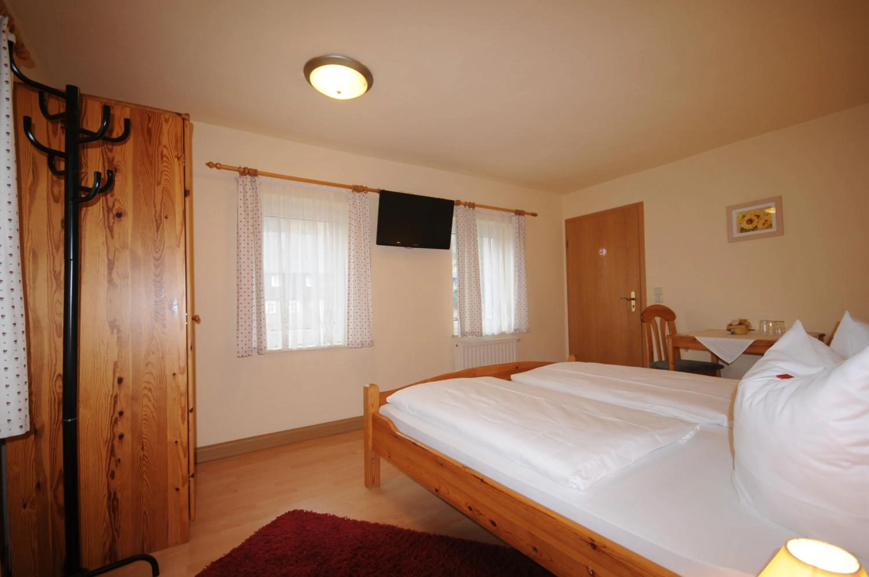 Photo of the whole room, Bed in Pension Klette