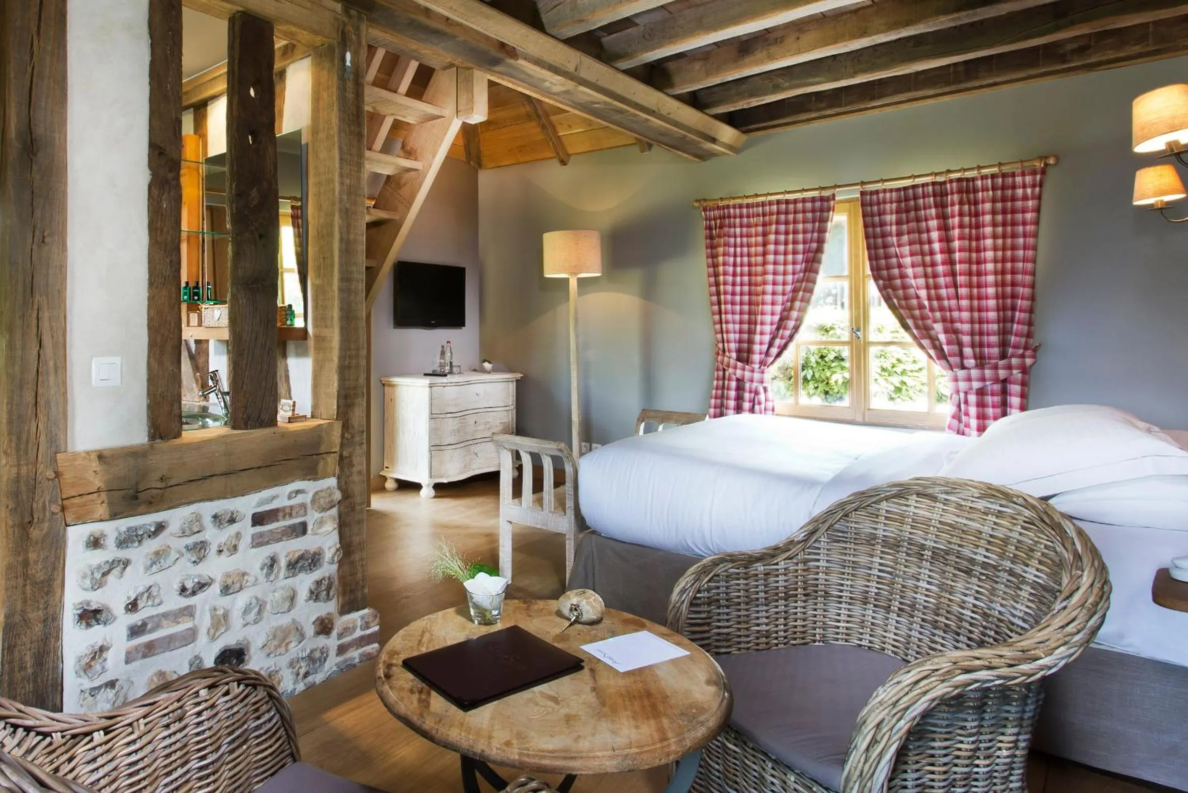 Bathroom, Bed in Auberge de la Source - Hôtel de Charme, Collection Saint-Siméon