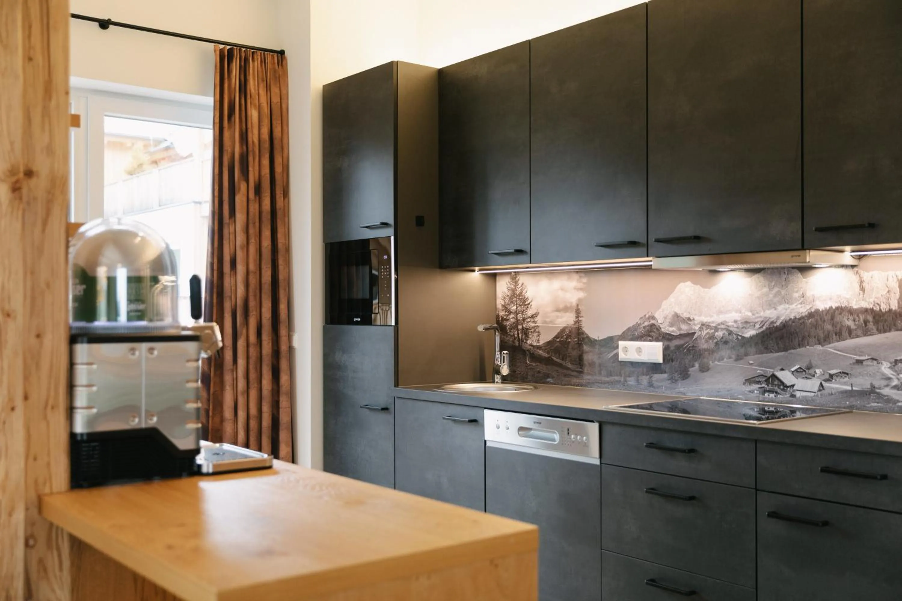 Dining area in Chalet Village by Apart4you