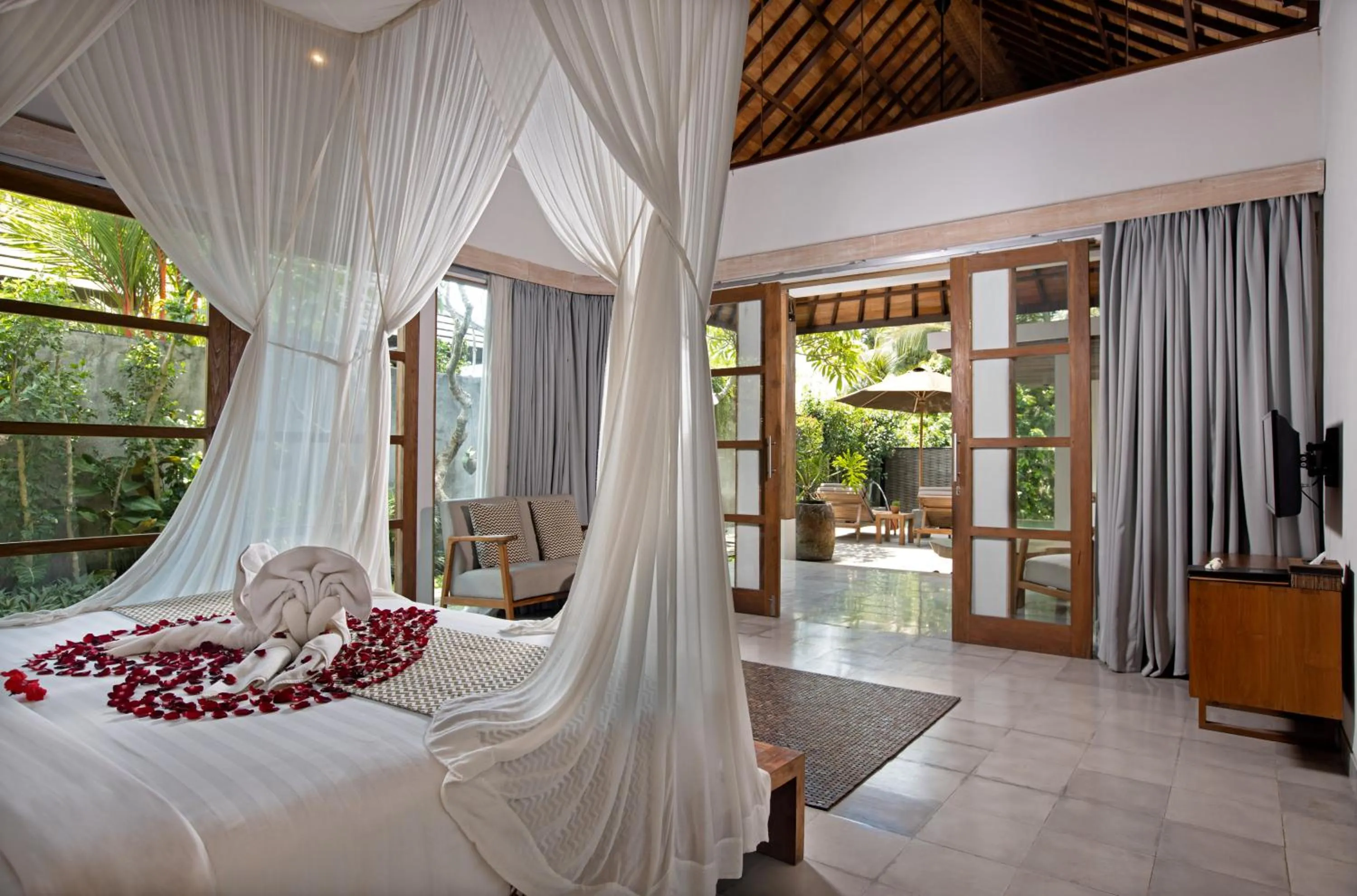 Bed in Villa Kayu Lama
