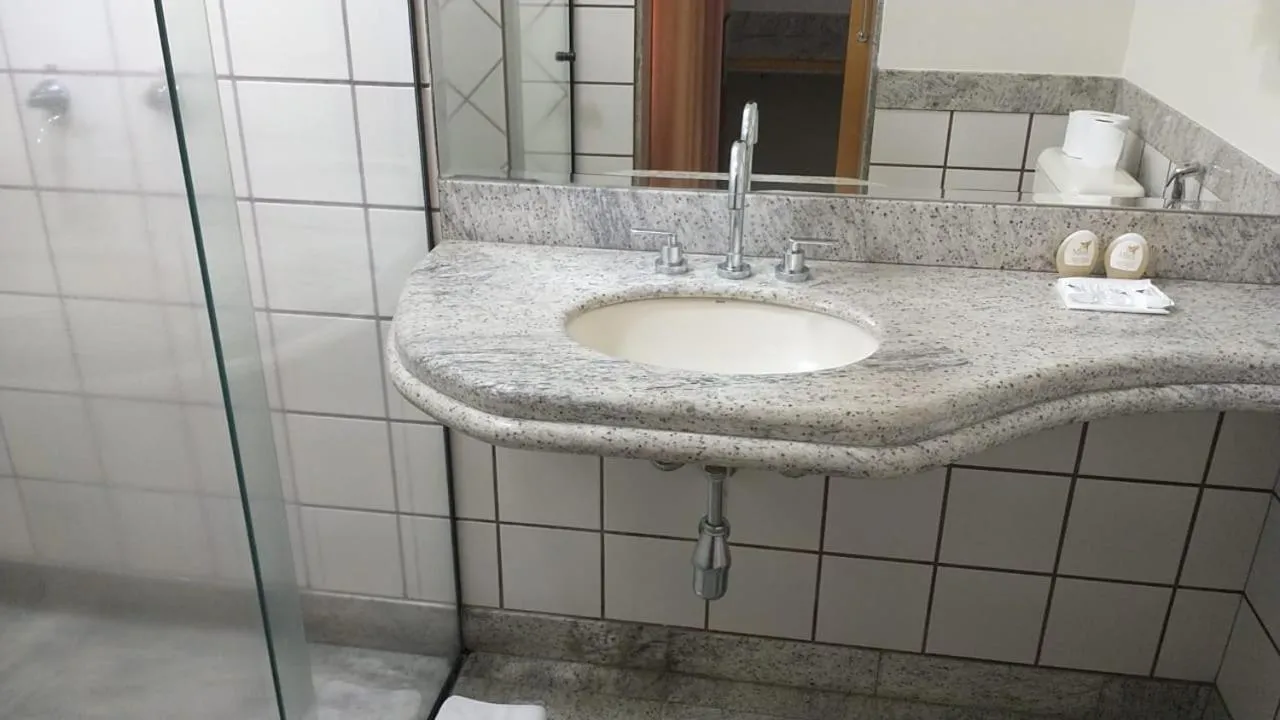 Bathroom in Mara Turismo Hotel