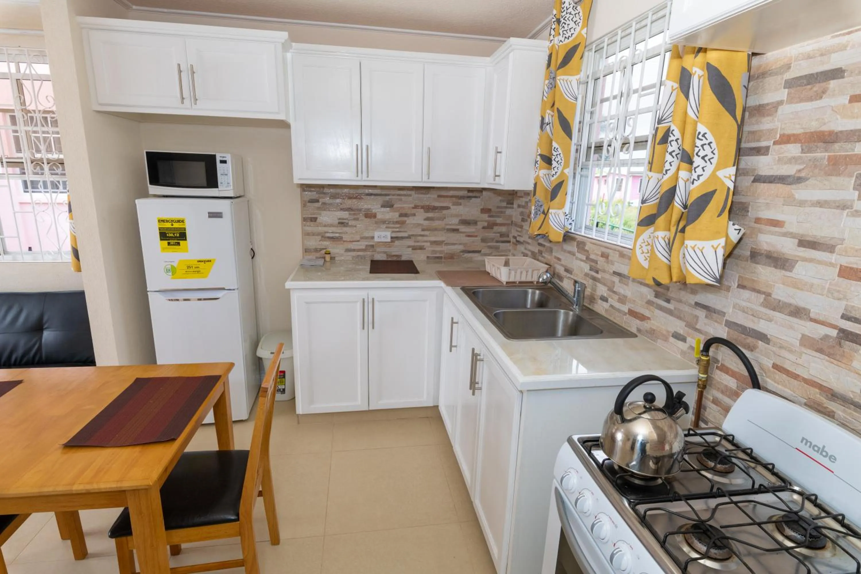 Kitchen or kitchenette in THE COTTAGE, SAINT DAVIDS
