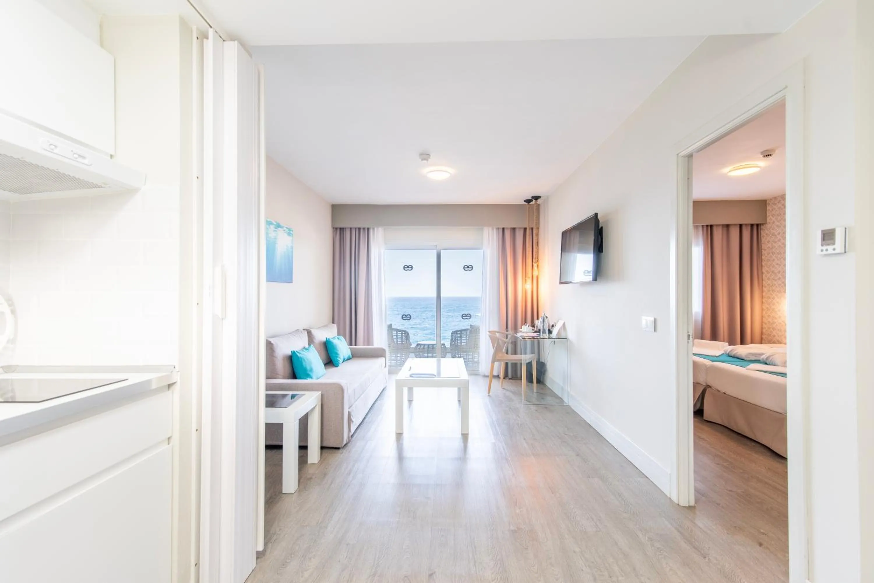 Living room, Bed in Hotel Ereza Mar - Adults Only