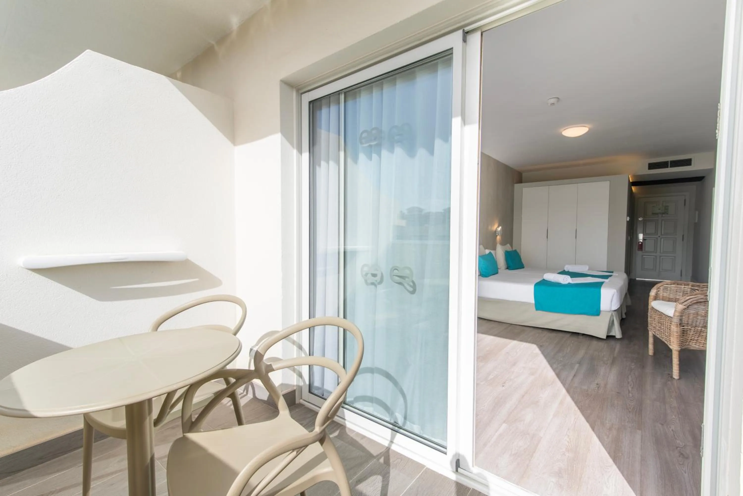 Balcony/Terrace, Bed in Hotel Ereza Mar - Adults Only