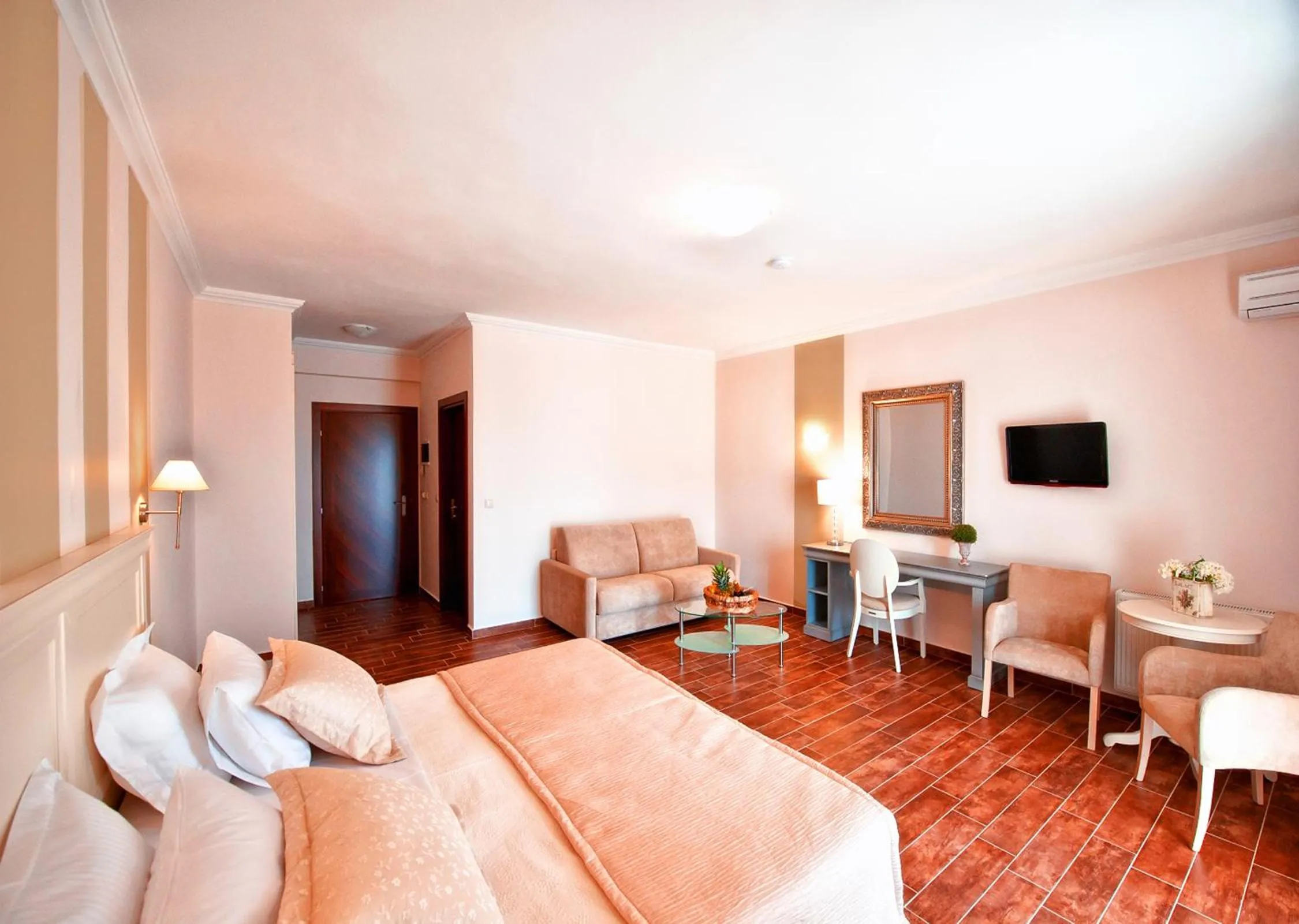 Photo of the whole room, Bed in Enastron View Hotel