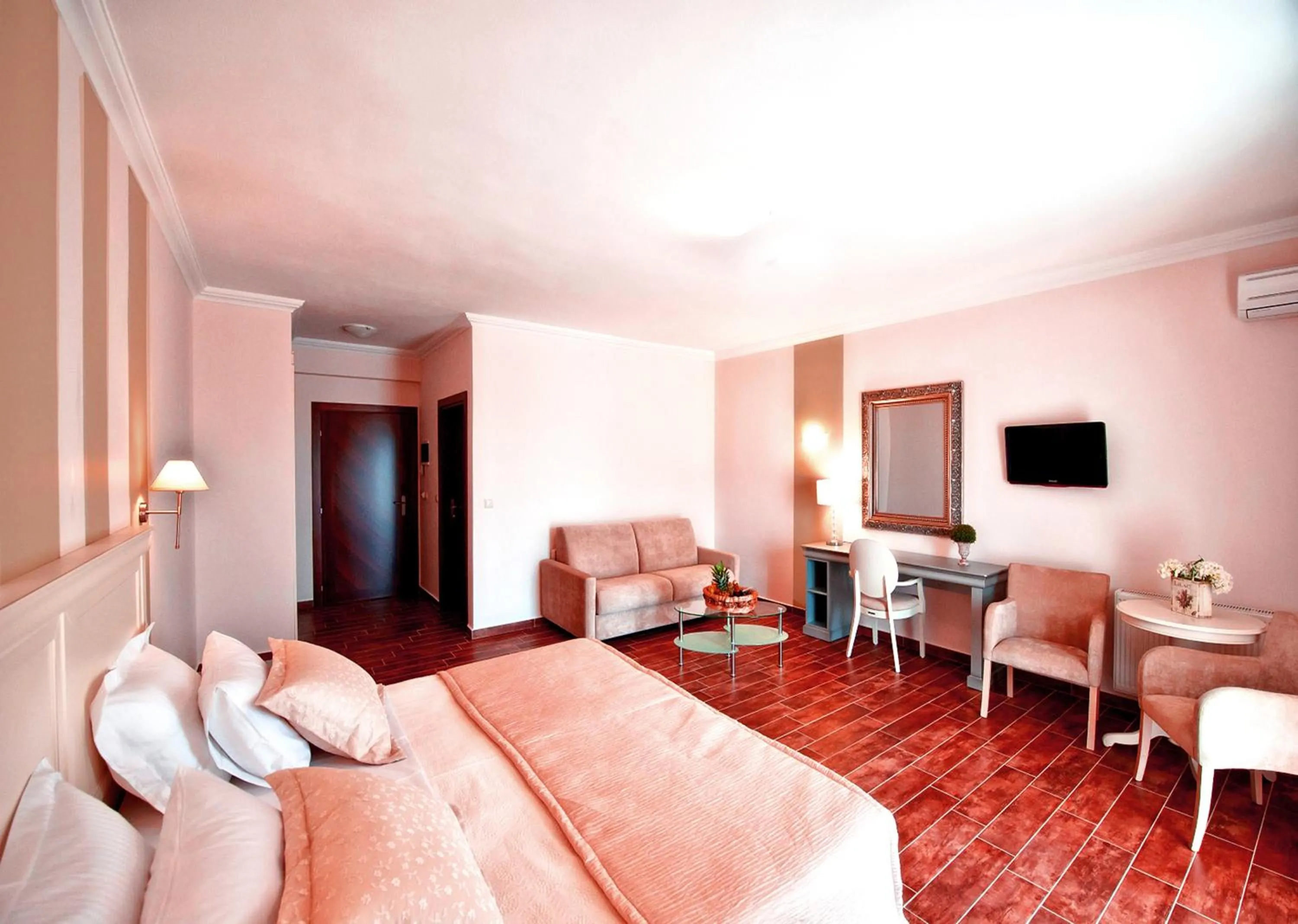 Living room, Bed in Enastron View Hotel