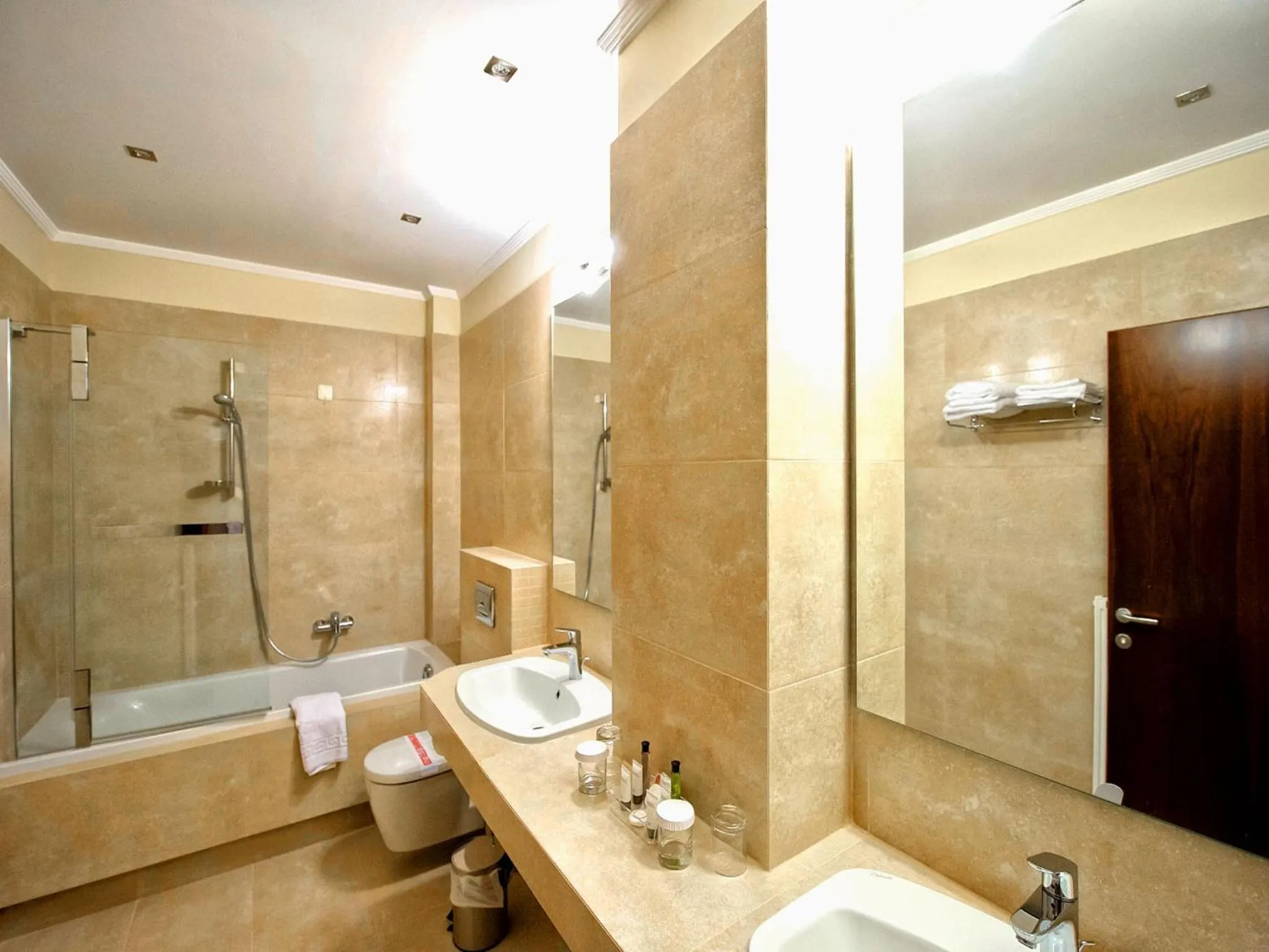 Bath in Enastron View Hotel