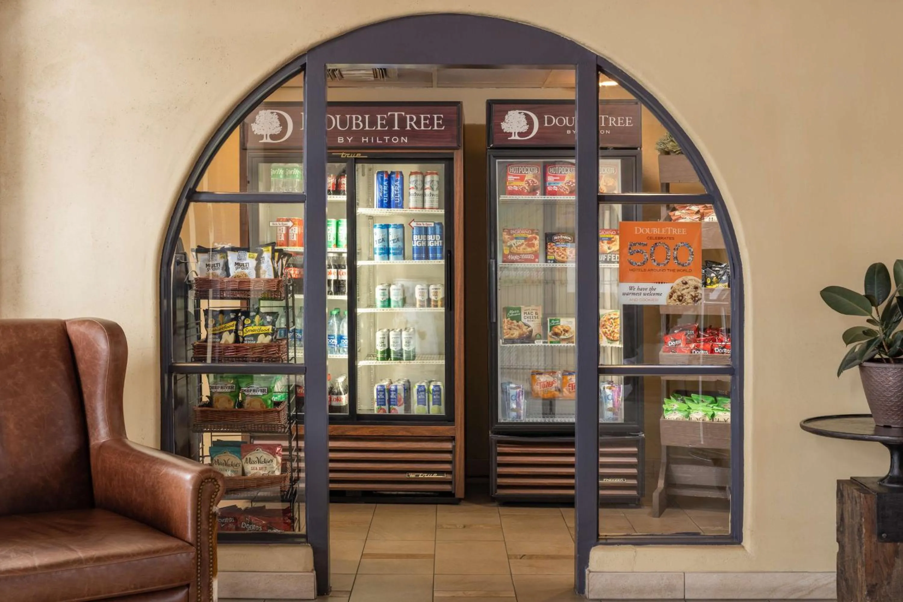 Restaurant/places to eat in DoubleTree Suites by Hilton Tucson-Williams Center